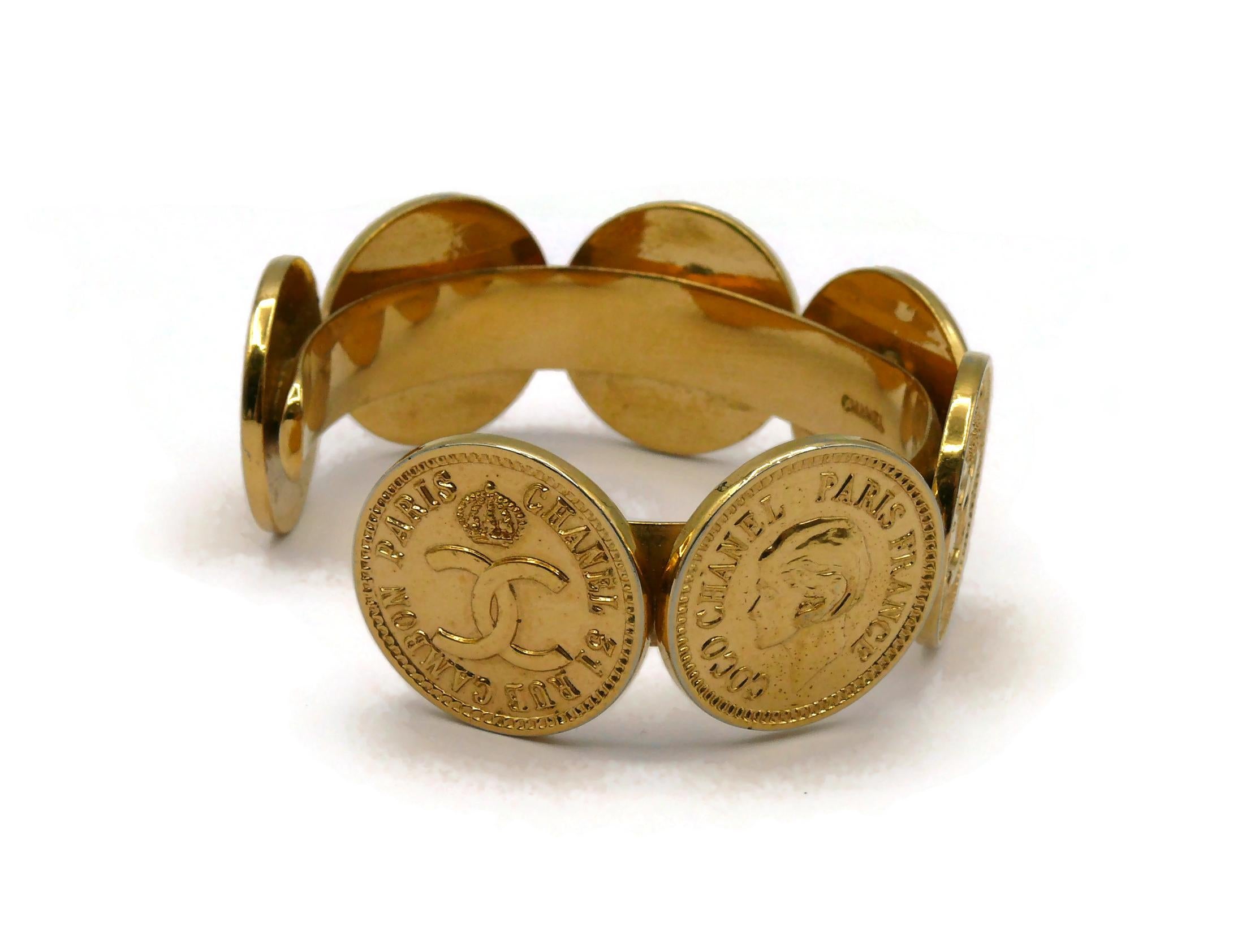 CHANEL Bracelet jonc vintage avec pièces de monnaie emblématiques en or en vente 1
