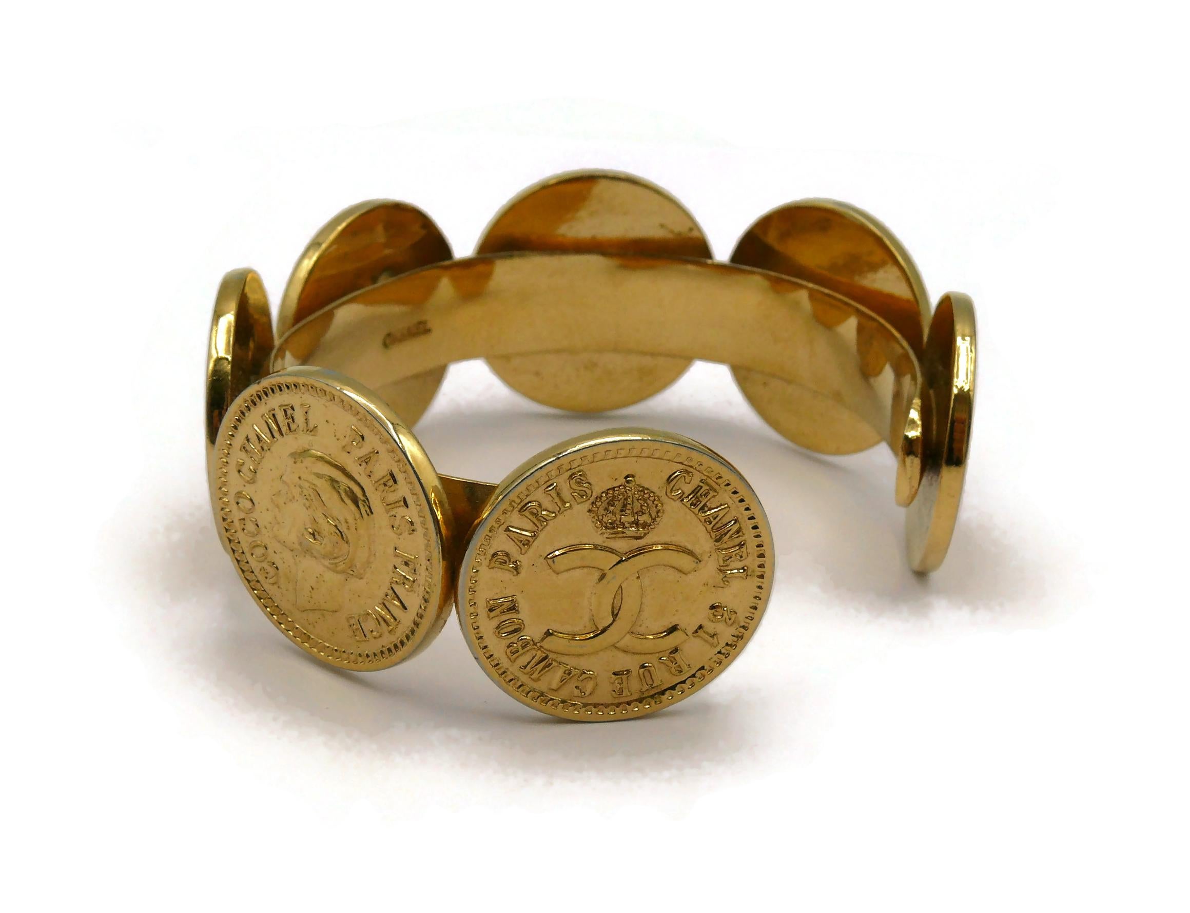 CHANEL Bracelet jonc vintage avec pièces de monnaie emblématiques en or en vente 2