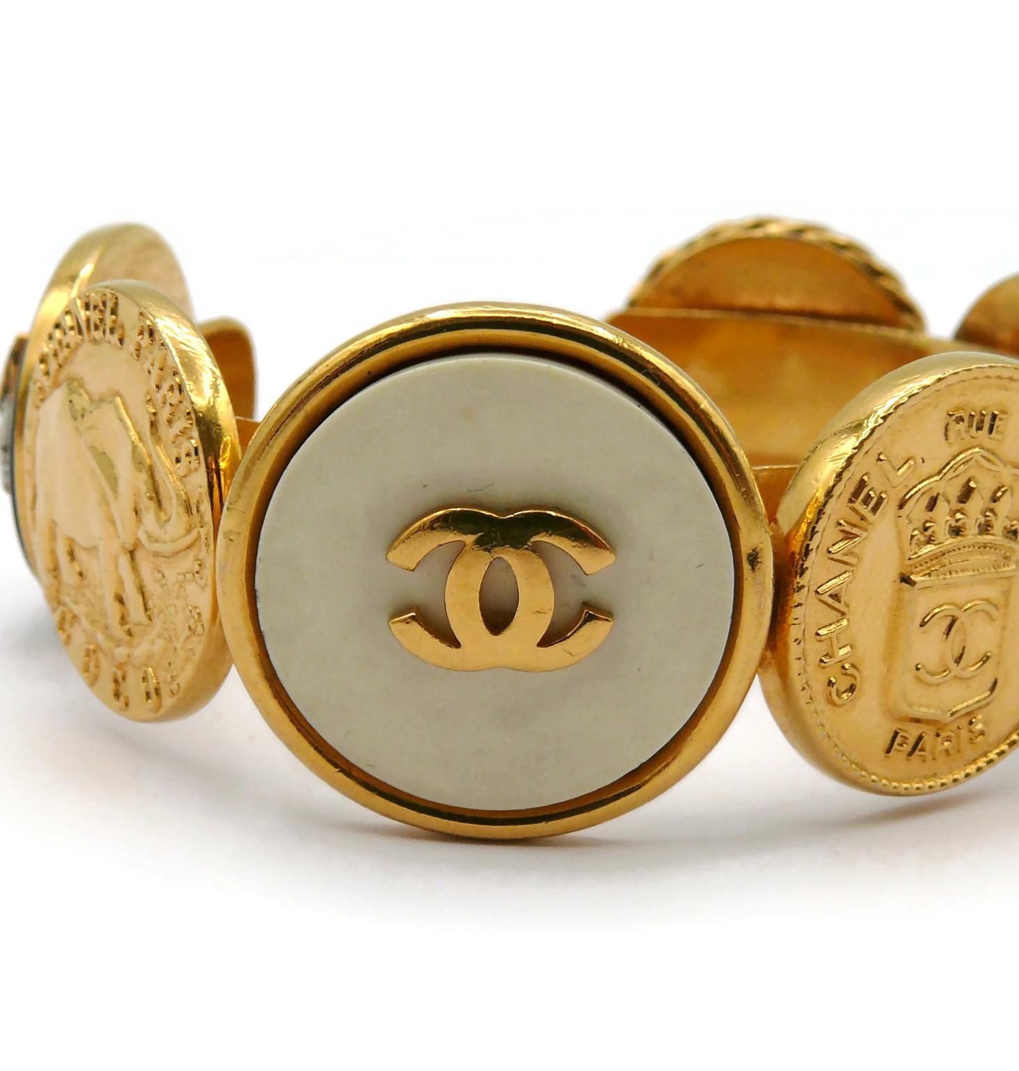 CHANEL Bracelet jonc vintage avec pièces de monnaie emblématiques en or en vente 3