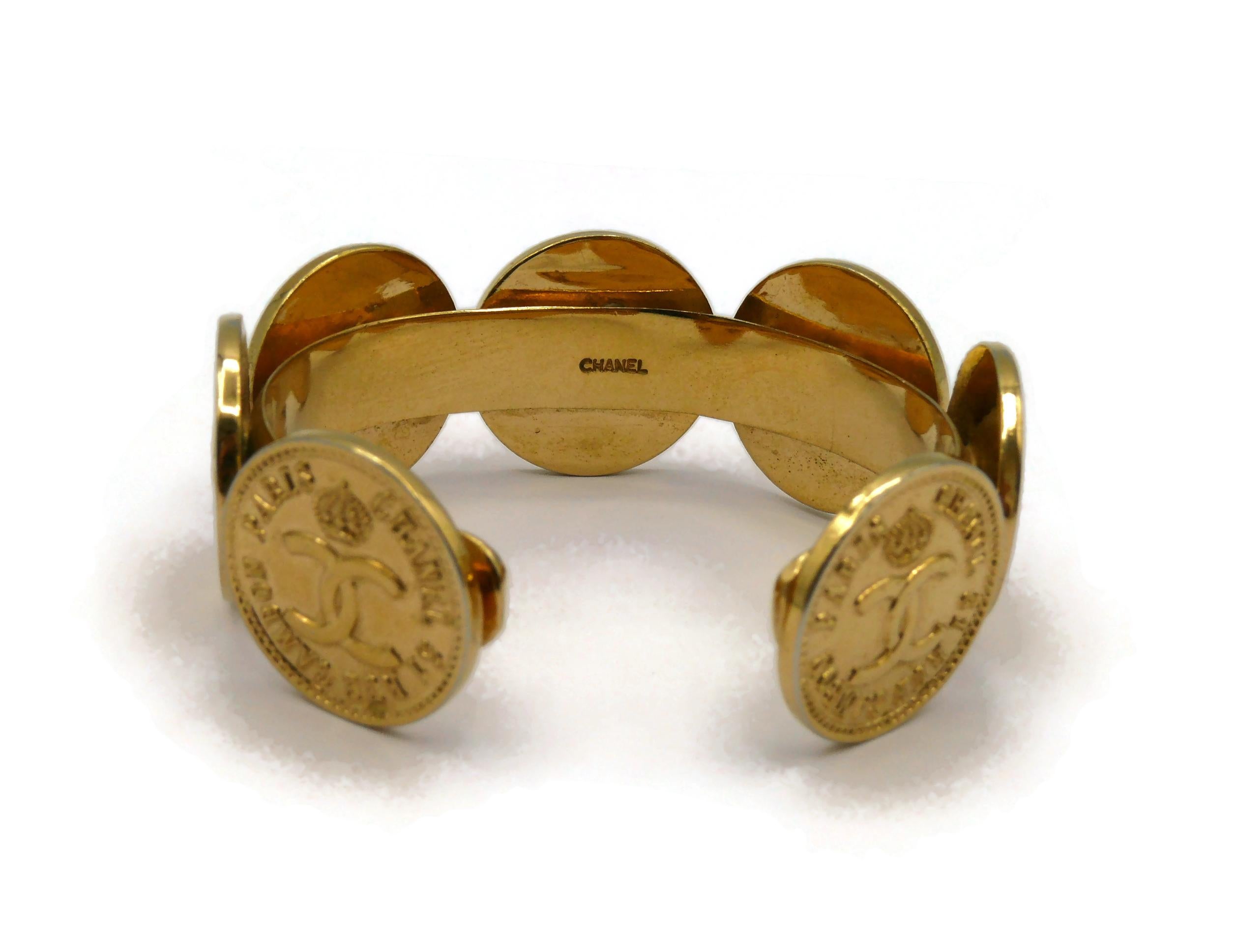 CHANEL Bracelet jonc vintage avec pièces de monnaie emblématiques en or en vente 3