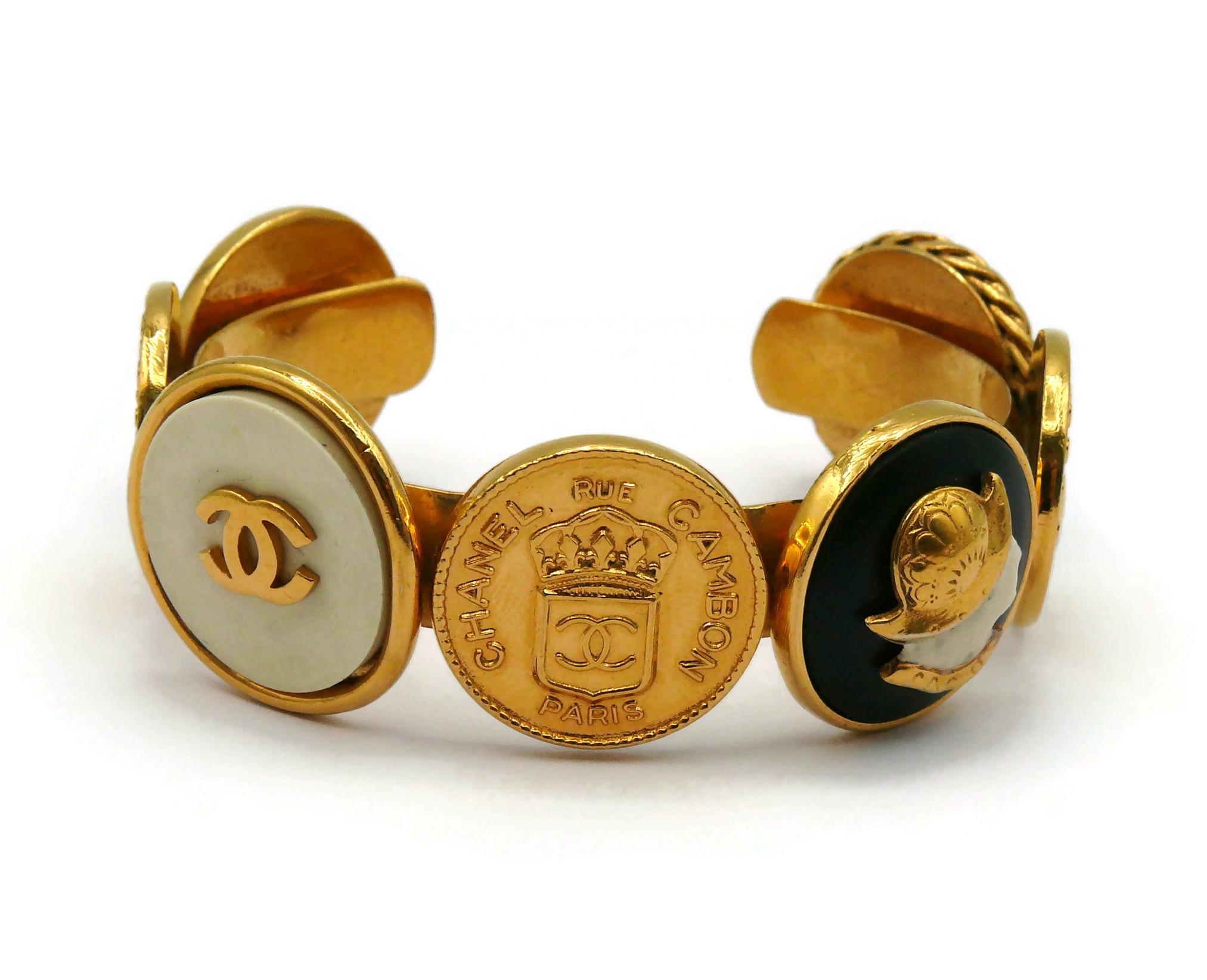 CHANEL Bracelet jonc vintage avec pièces de monnaie emblématiques en or en vente 4