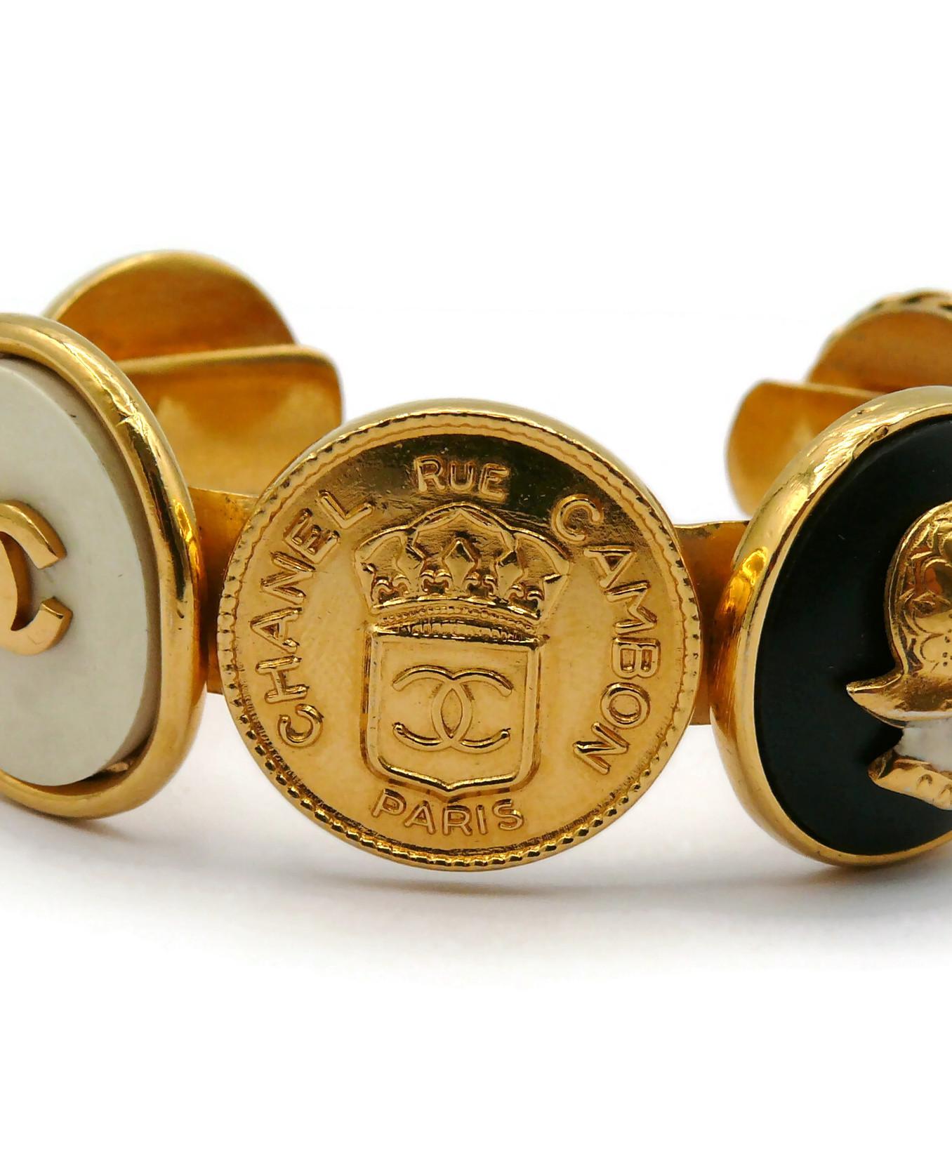 CHANEL Bracelet jonc vintage avec pièces de monnaie emblématiques en or en vente 5