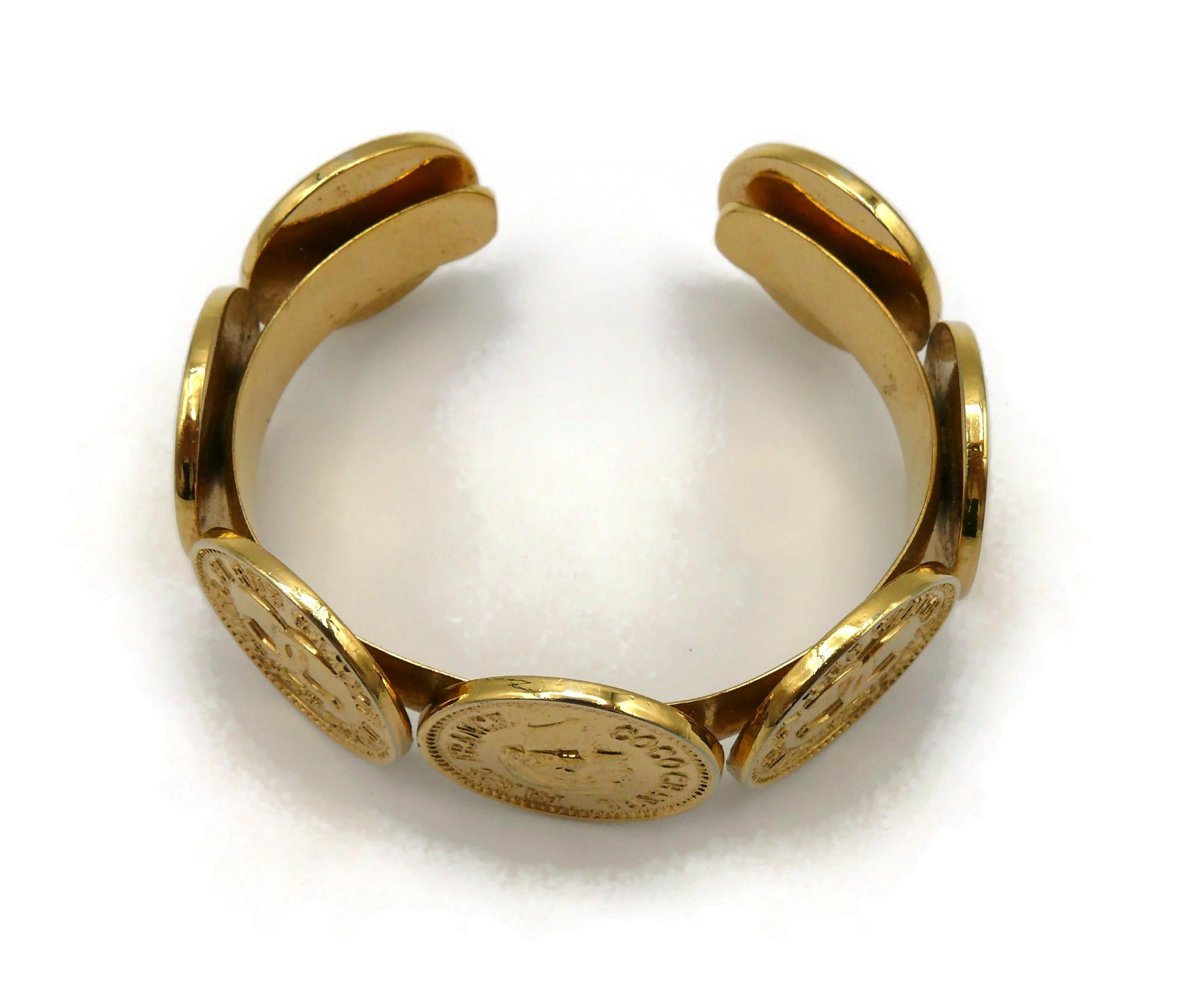 CHANEL Bracelet jonc vintage avec pièces de monnaie emblématiques en or en vente 5