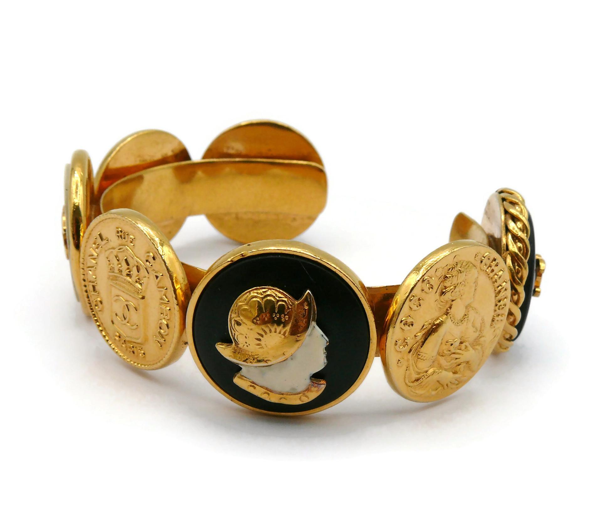 CHANEL Bracelet jonc vintage avec pièces de monnaie emblématiques en or en vente 6