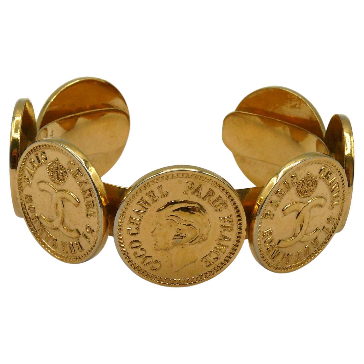 CHANEL Bracelet jonc vintage avec pièces de monnaie emblématiques en or en vente