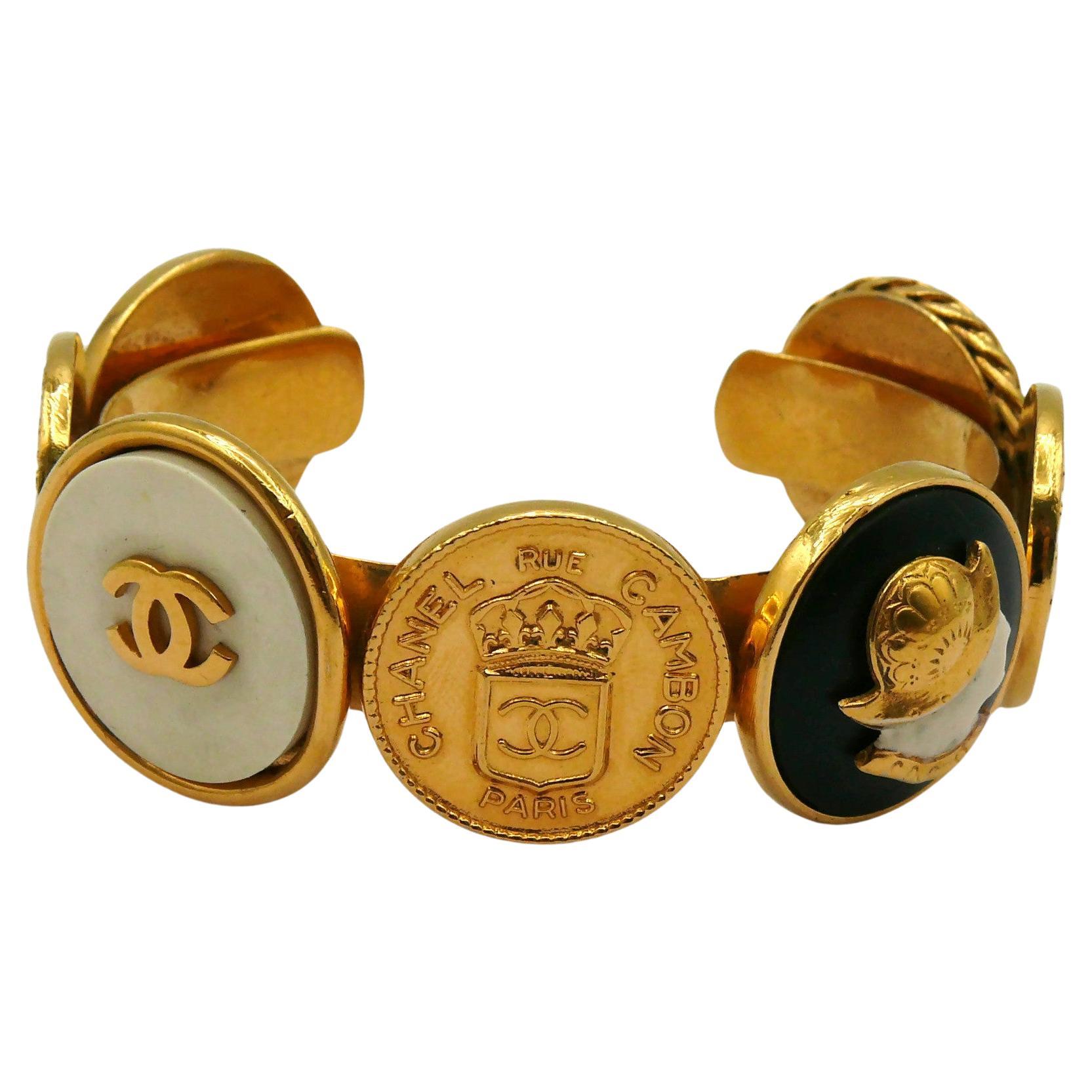 CHANEL Bracelet jonc vintage avec pièces de monnaie emblématiques en or en vente