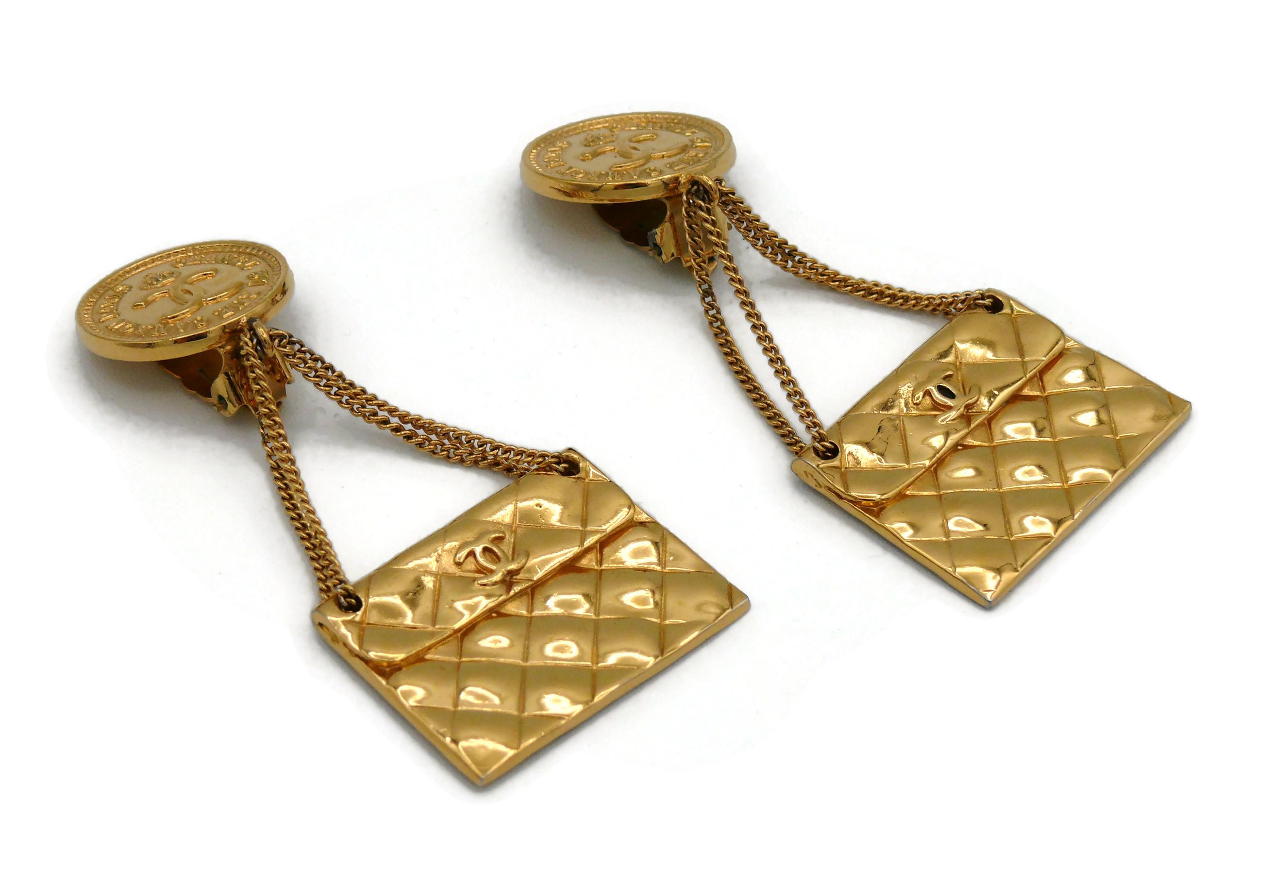 CHANEL Vintage Iconic Gold Tone Quilted Flap Bag Dangling Earrings In Good Condition For Sale In Nice, FR