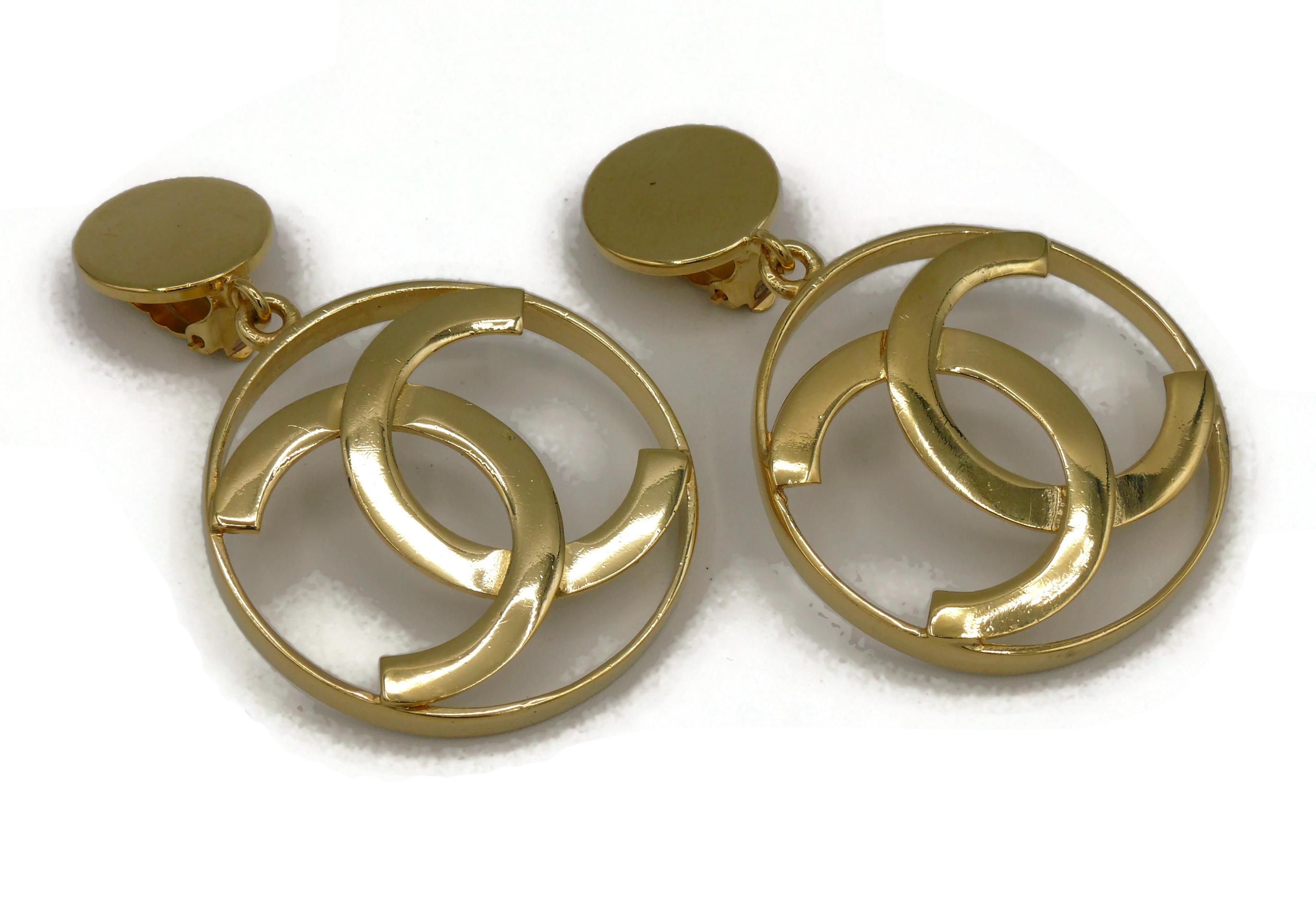 Créoles emblématiques Chanel vintage couleur or avec logo CC  Pour femmes en vente