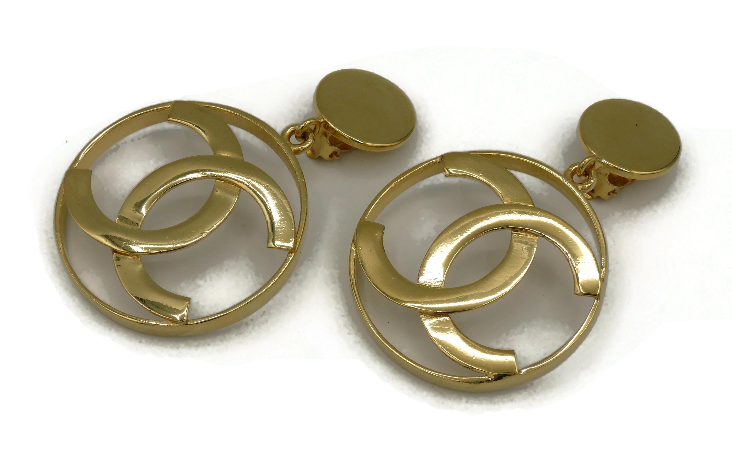 Chanel Vintage Iconic Gold Toned CC Logo Hoop Earrings  In Good Condition For Sale In Nice, FR
