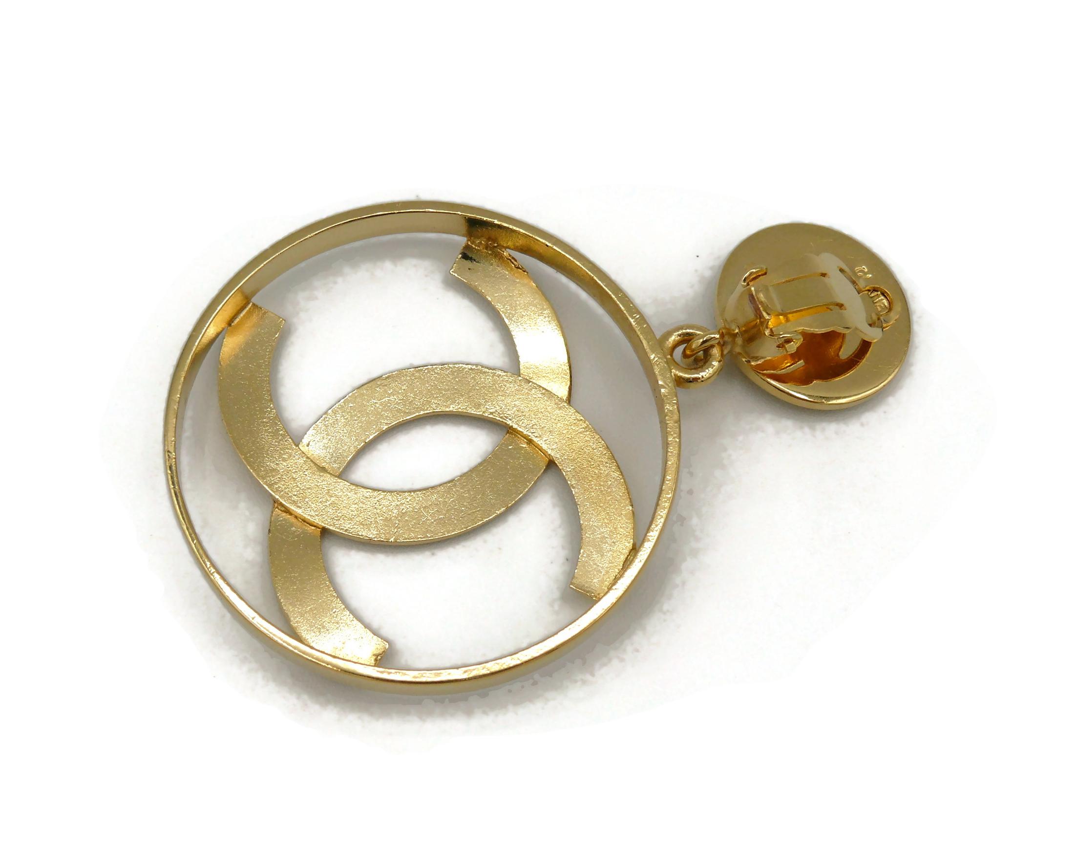 Créoles emblématiques Chanel vintage couleur or avec logo CC  en vente 4