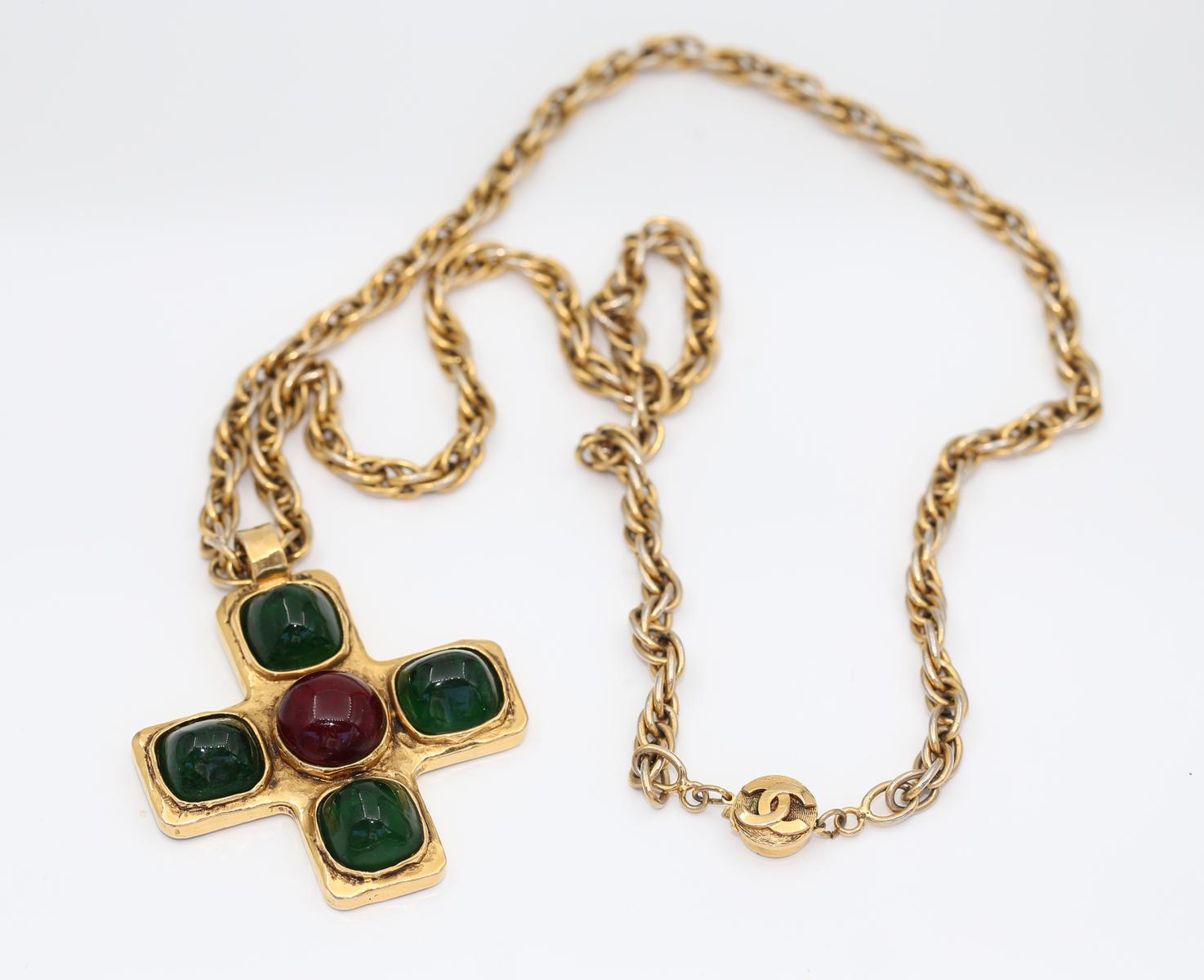Ciondolo a forma di croce Gripoix Iconic di Chanel Vintage con timbro, 1970 in vendita 4