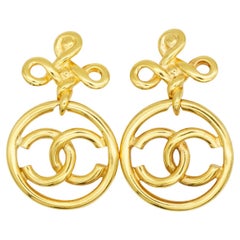 Orecchini pendenti Chanel Vintage Iconic: grandi cerchi dorati con nodo a croce Coco