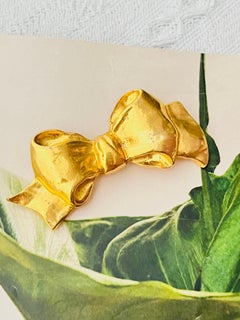 Spilla massiccia Chanel vintage iconica con grande fiocco dorato, perfetta per regali e occasioni speciali