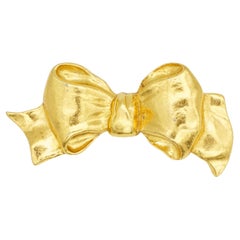 Spilla massiccia Chanel vintage iconica con grande fiocco dorato, perfetta per regali e occasioni speciali