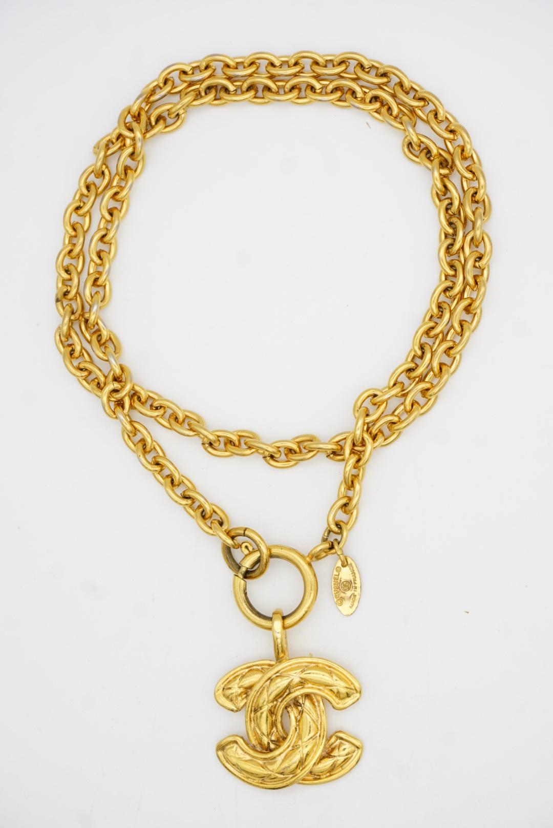 Chanel Vintage Iconic Logo CC Coco Anhänger Matelassé Gesteppt Gold Lange Halskette im Angebot 6