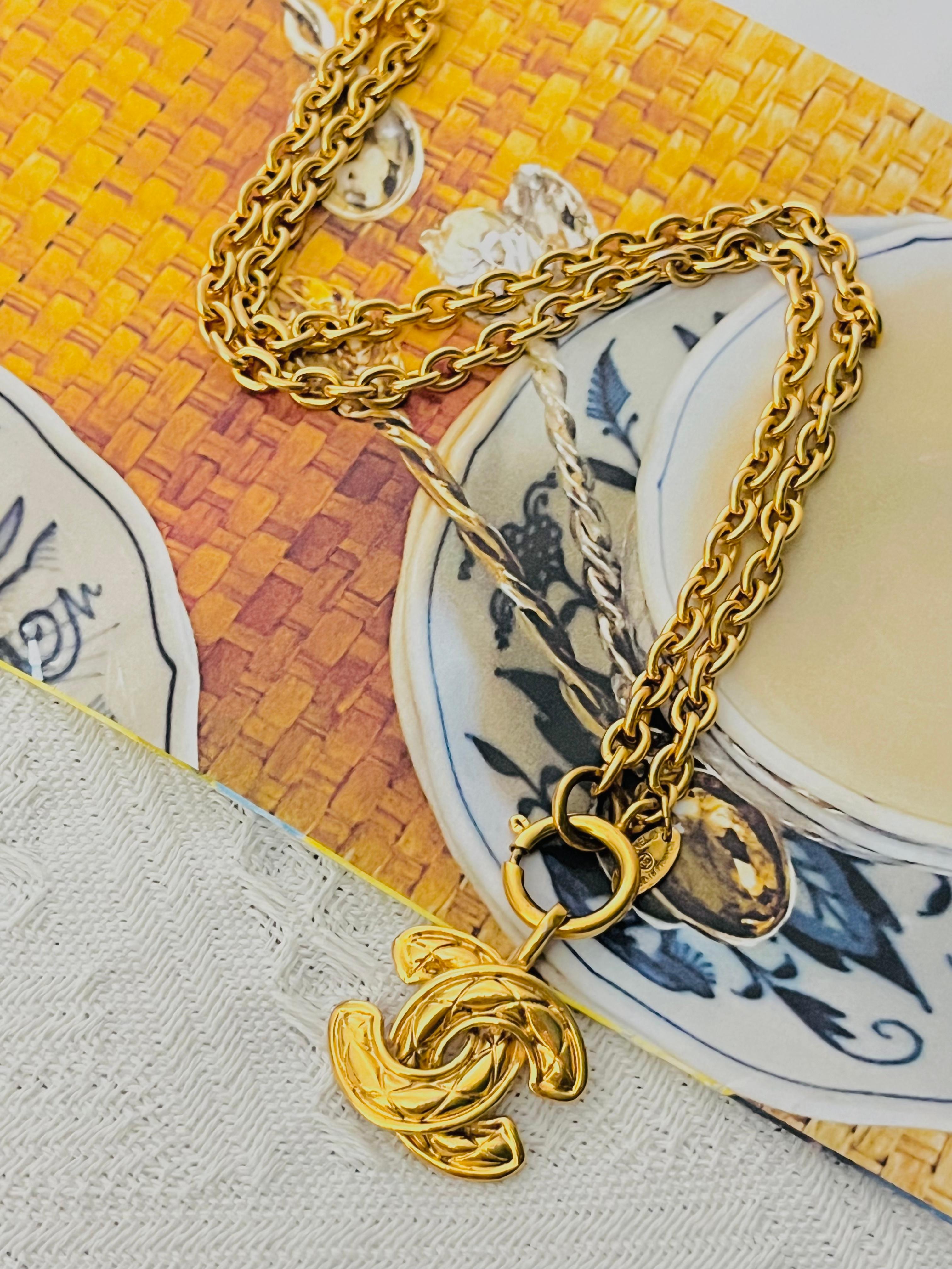 Chanel Vintage 1990s Unisex Klassisch Iconic Logo CC Coco Anhänger Matelassé Gesteppter Anhänger Verstellbare Scharnierkette Lang Doppellagig Elegant Modernist Choker Kragen Halskette, Goldton

Sehr guter Zustand. Vielleicht leichte Kratzer oder