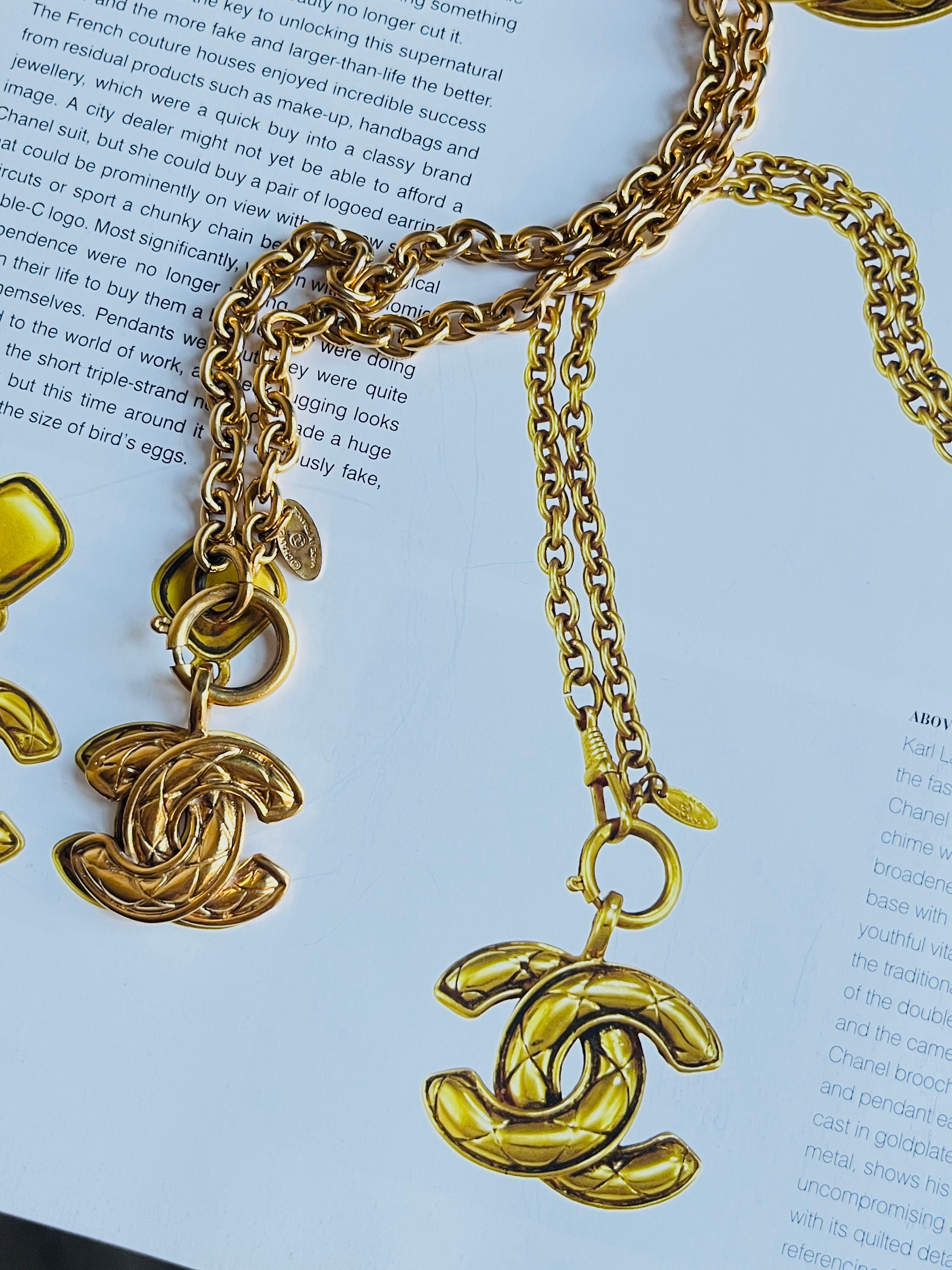 Chanel Vintage Iconic Logo CC Coco Anhänger Matelassé Gesteppt Gold Lange Halskette (Art déco) im Angebot