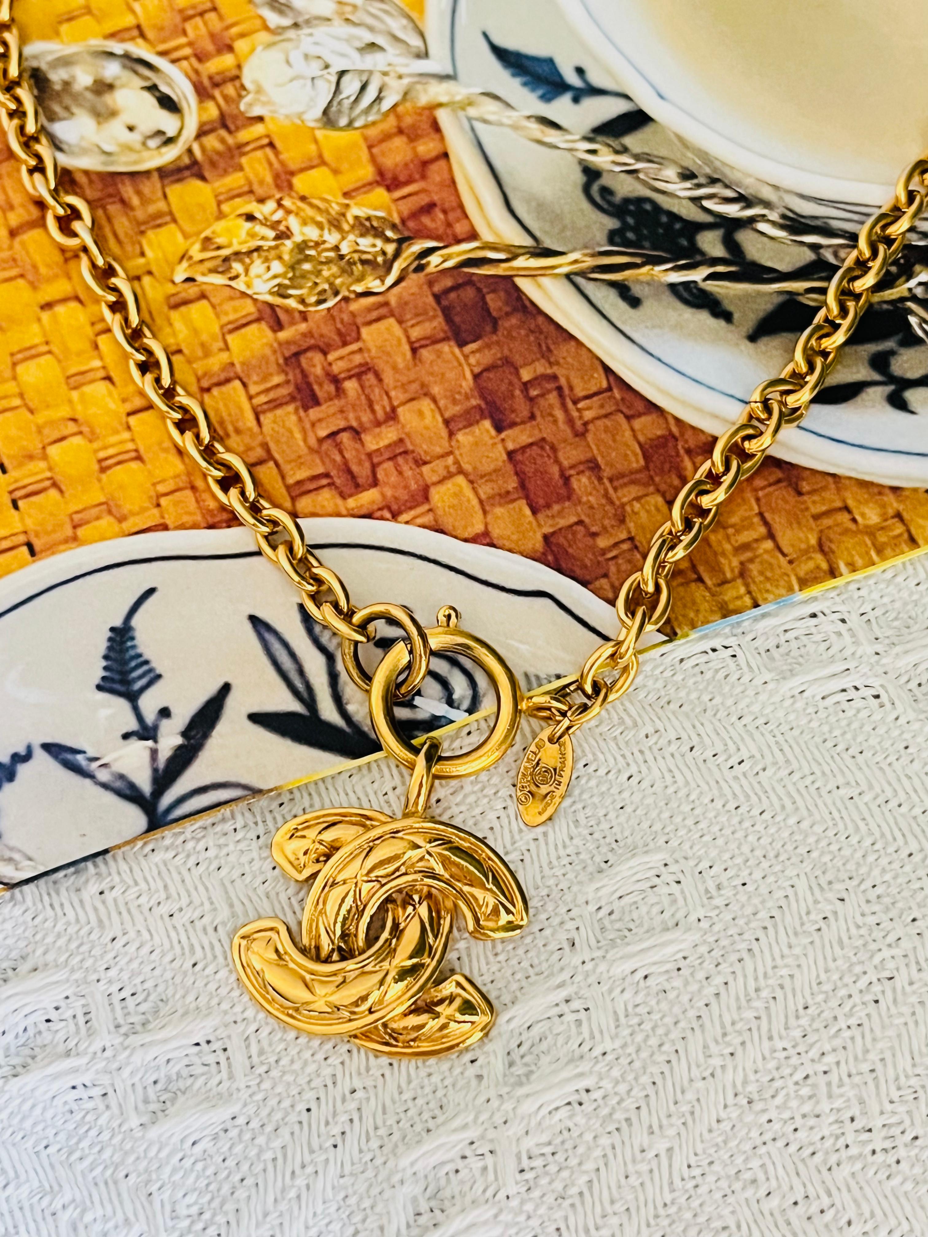 Chanel Vintage Iconic Logo CC Coco Anhänger Matelassé Gesteppt Gold Lange Halskette für Damen oder Herren im Angebot