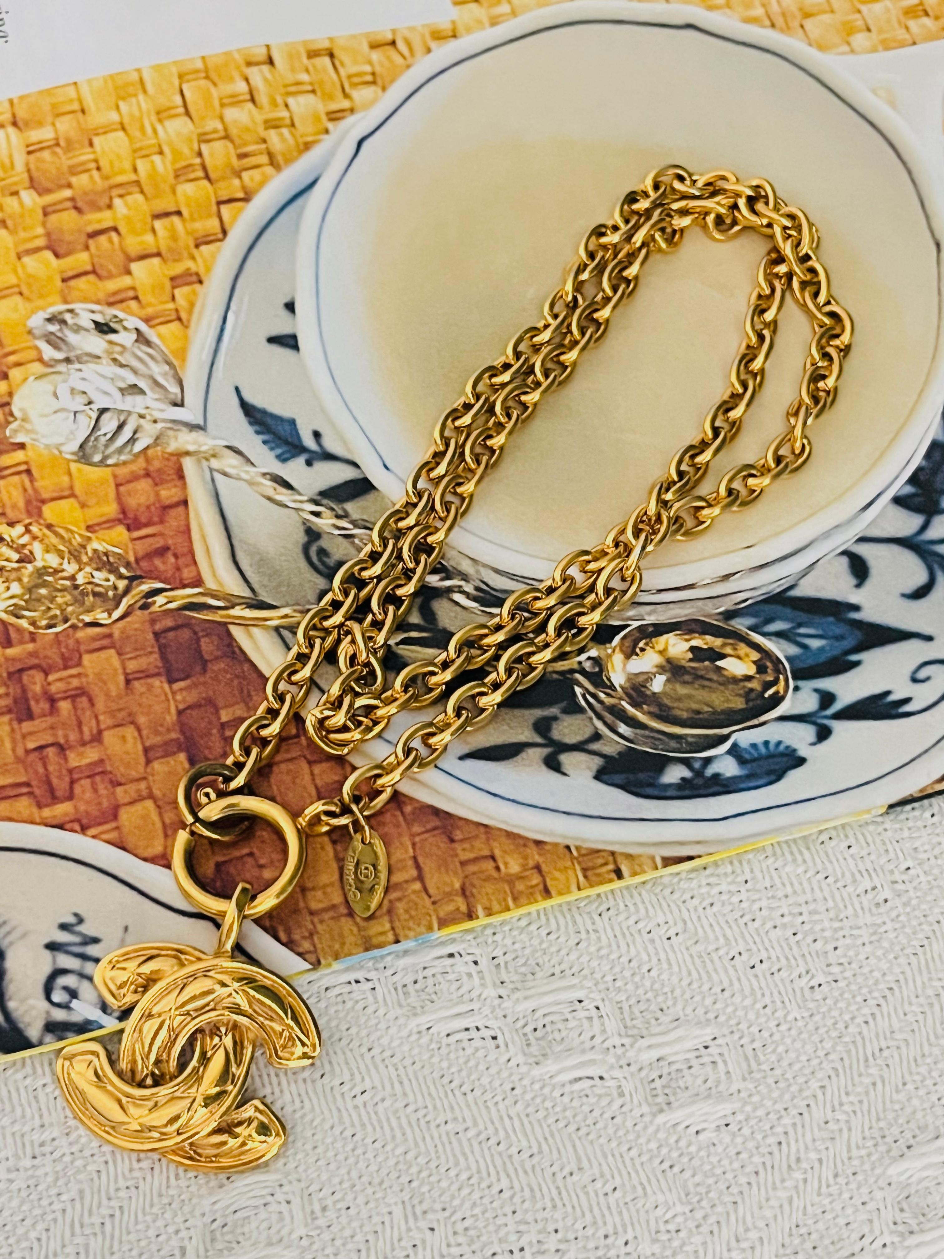 Chanel Vintage Iconic Logo CC Coco Anhänger Matelassé Gesteppt Gold Lange Halskette im Angebot 1