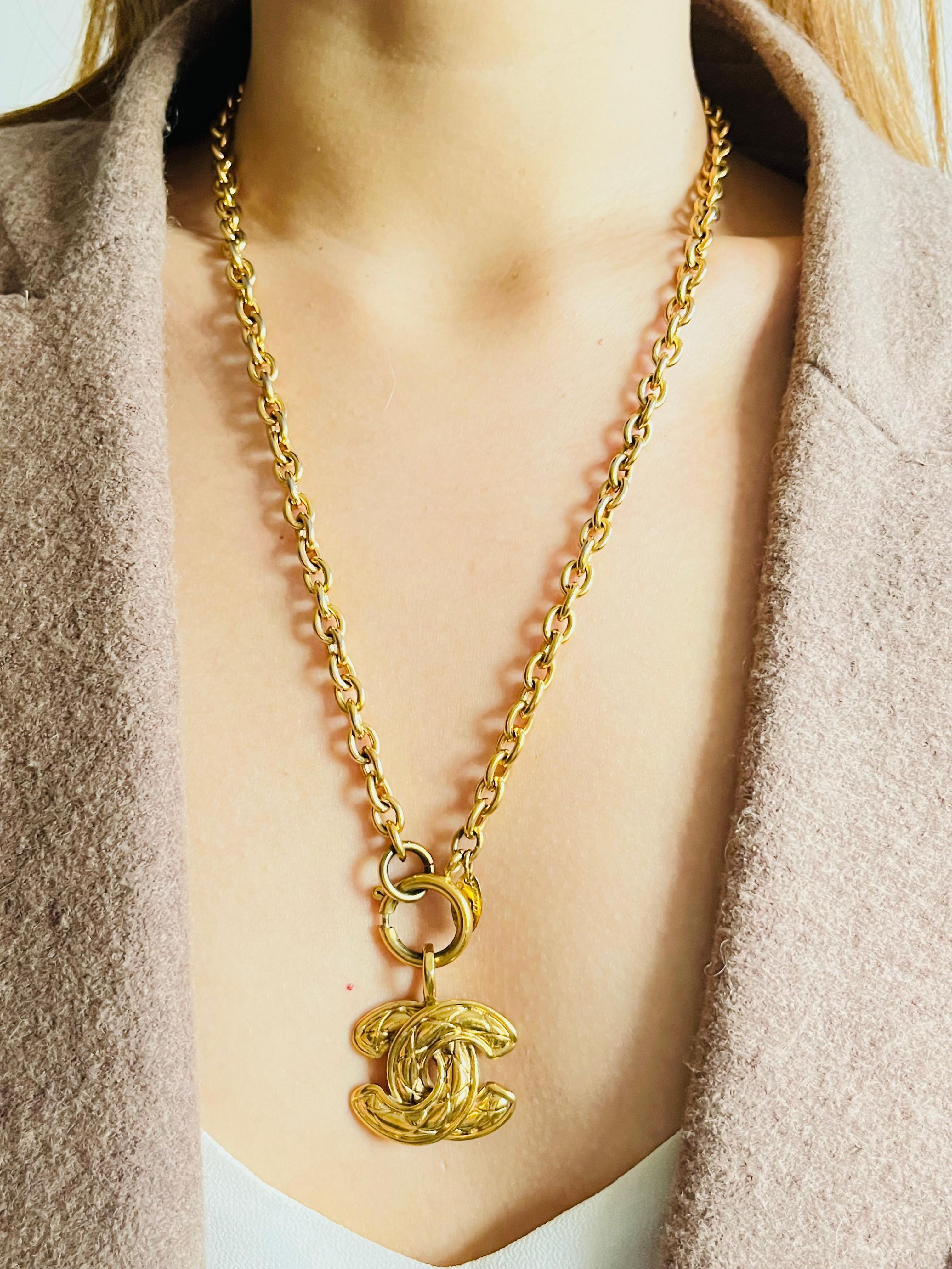 Chanel Vintage Iconic Logo CC Coco Anhänger Matelassé Gesteppt Gold Lange Halskette im Angebot 2