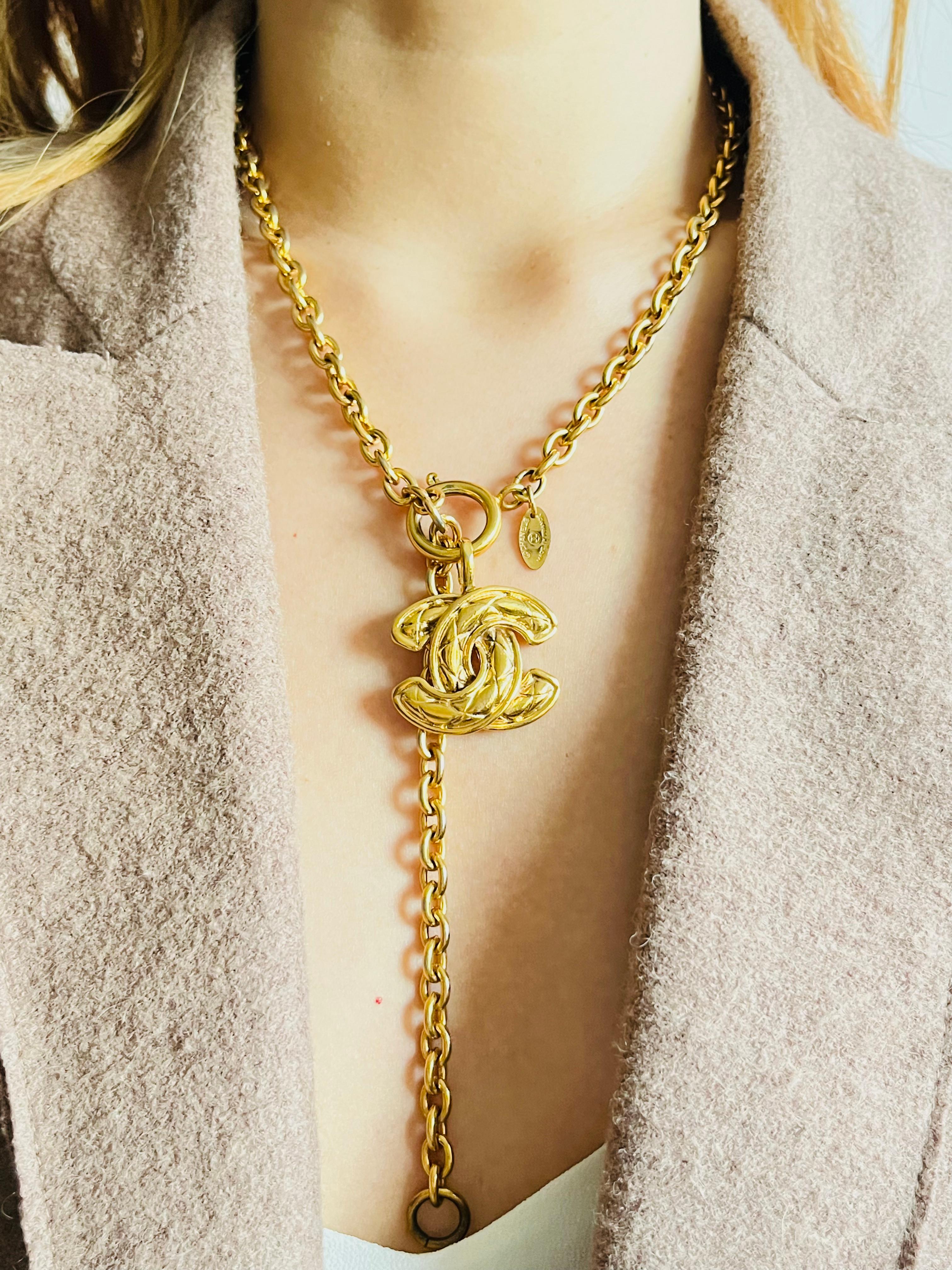 Chanel Vintage Iconic Logo CC Coco Anhänger Matelassé Gesteppt Gold Lange Halskette im Angebot 3