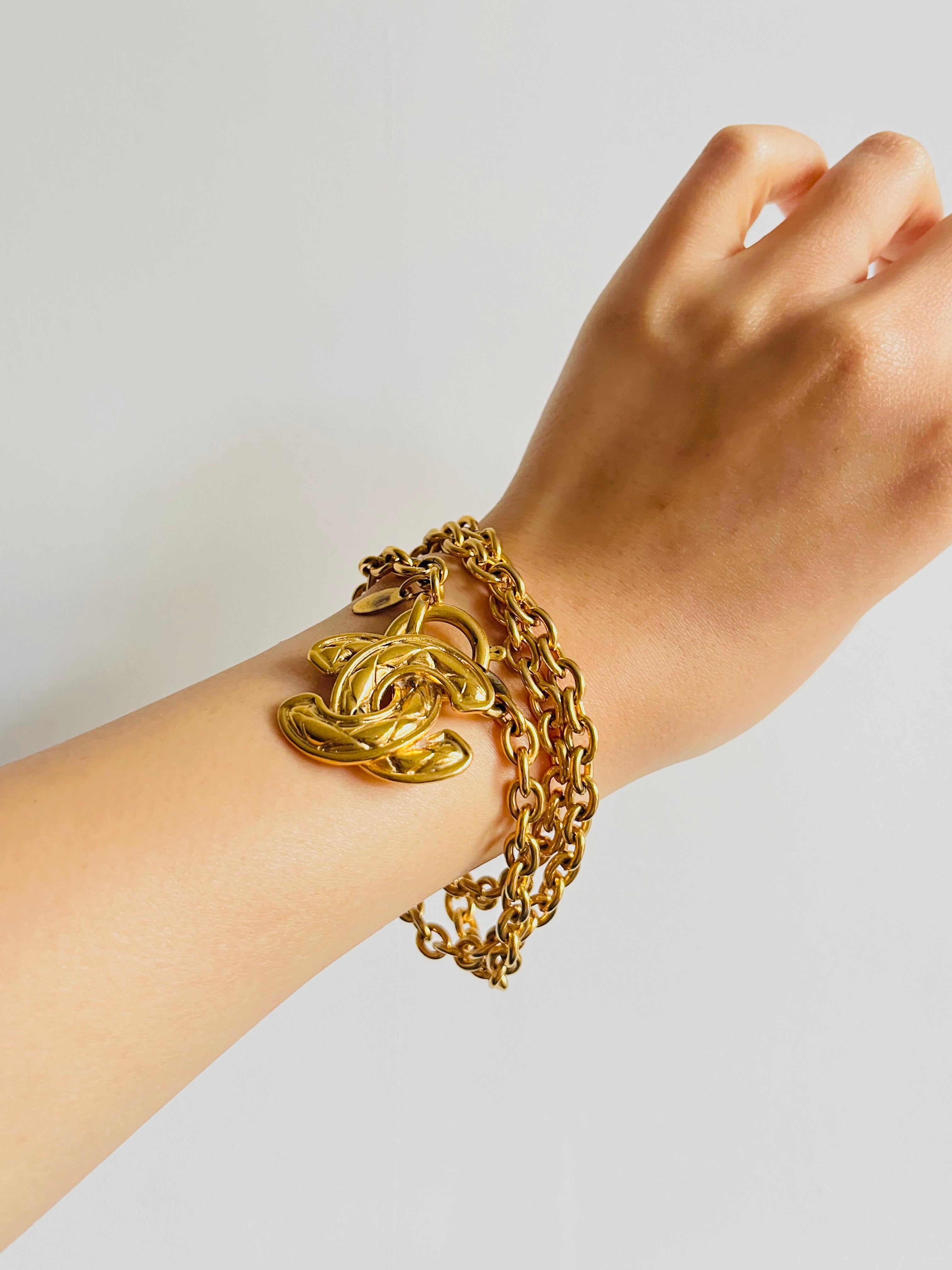 Chanel Vintage Iconic Logo CC Coco Anhänger Matelassé Gesteppt Gold Lange Halskette im Angebot 4