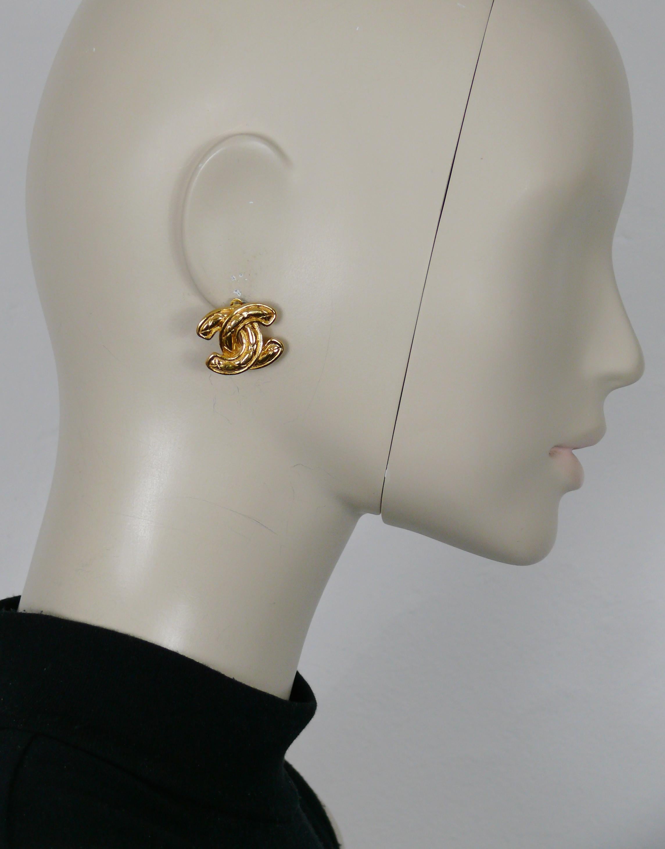 CHANEL vintage iconic gold tone quilted matelasse CC logo clip-on earrings.

Embossed © CHANEL and model reference number 2433

Indicative measurements : width approx. 2.4 cm (0.94 inch) / height approx. 2 cm (0.79 inch).

Material : Gold tone metal