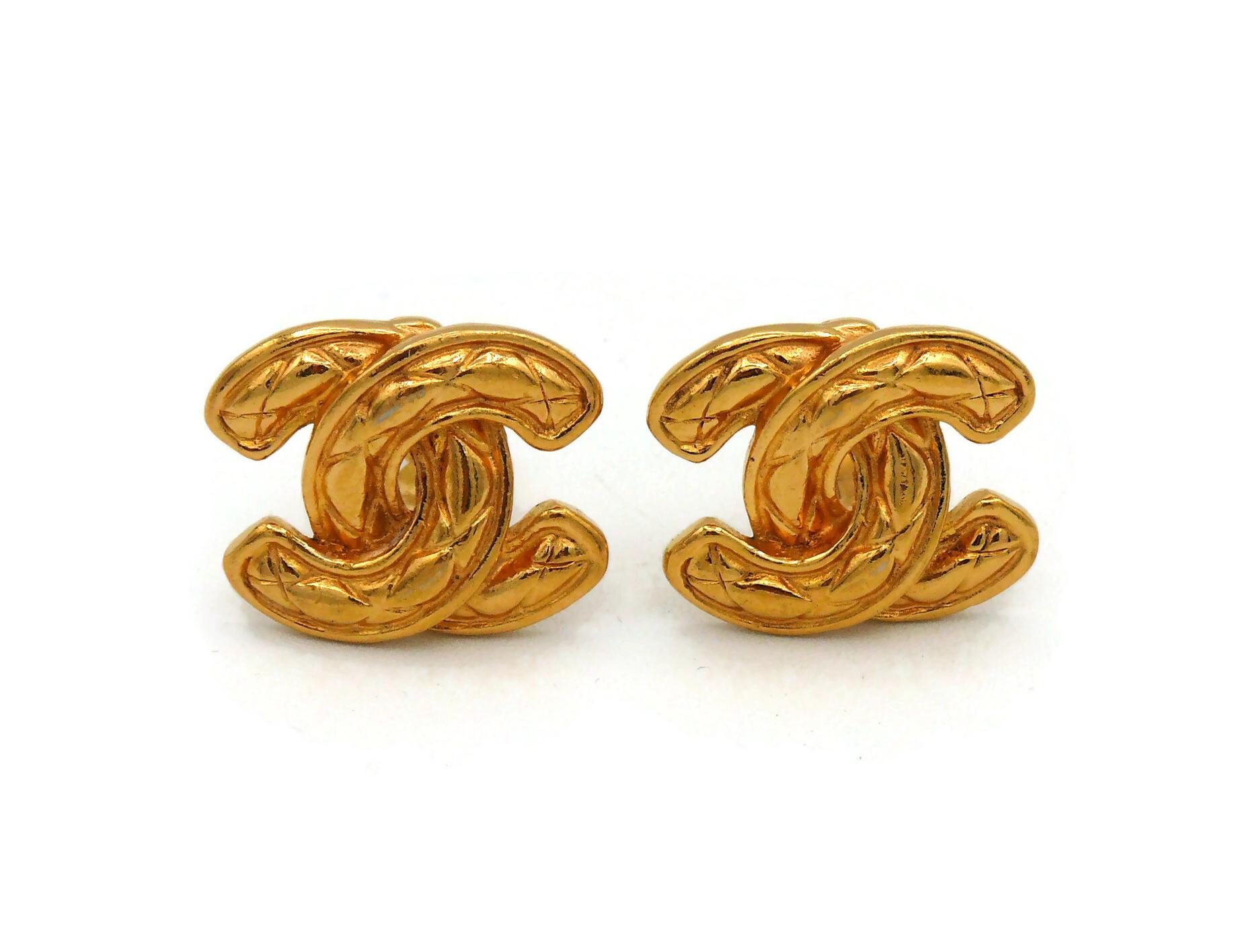 CHANEL Vintage Iconic Quilted CC Logo Clip On Earrings In Good Condition For Sale In Nice, FR