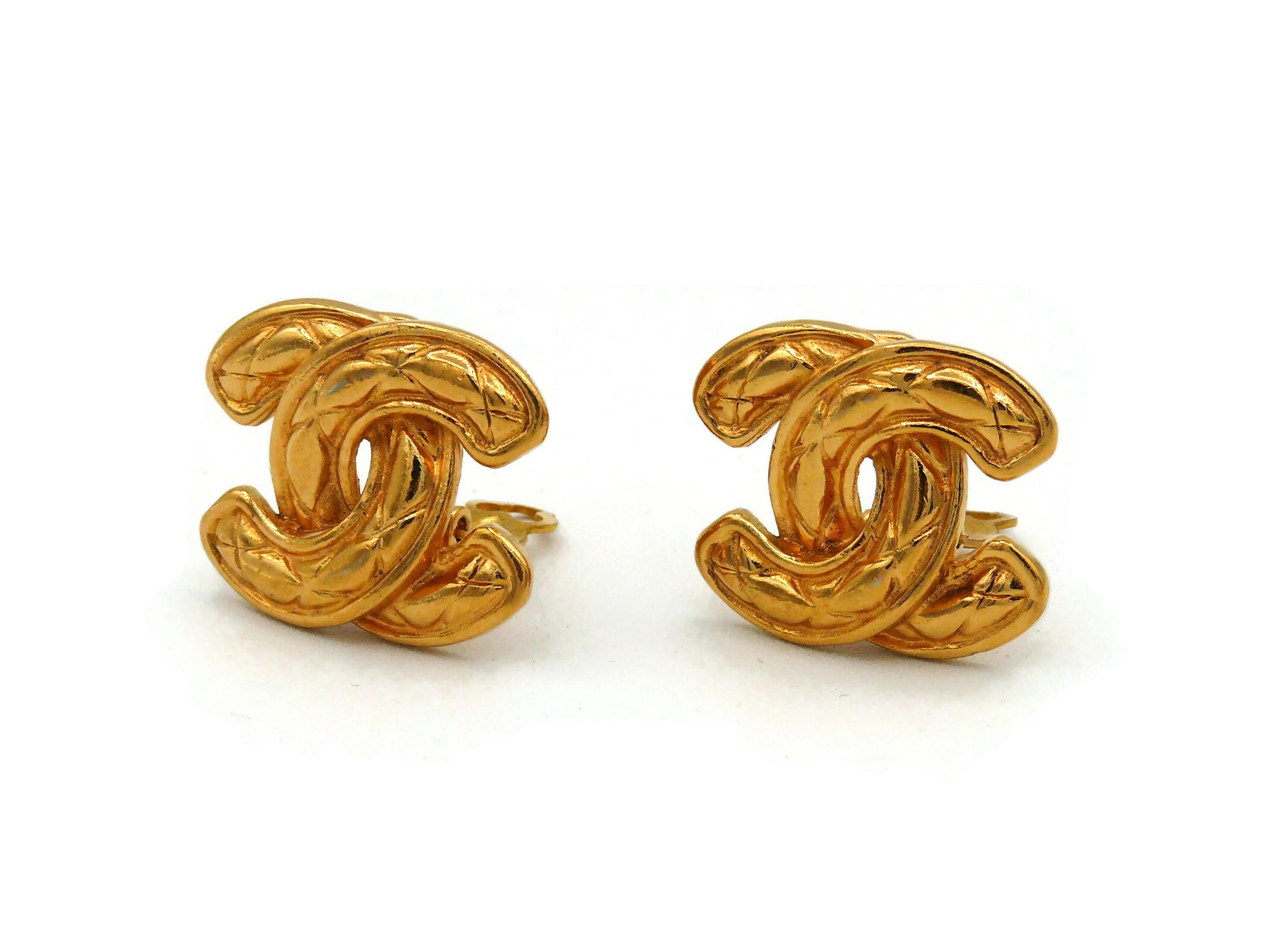 Women's CHANEL Vintage Iconic Quilted CC Logo Clip On Earrings For Sale