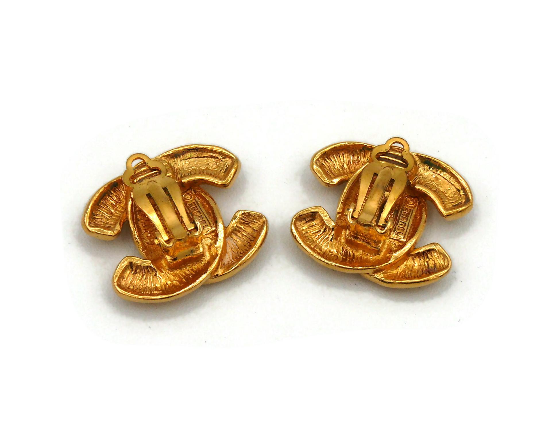 CHANEL Vintage Iconic Quilted CC Logo Clip On Earrings For Sale 2