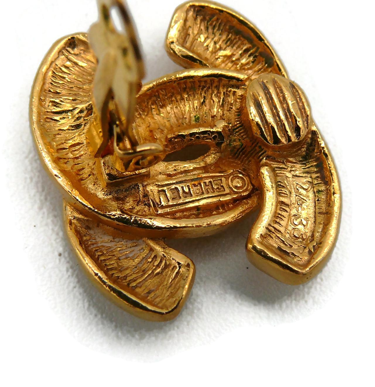 CHANEL Vintage Iconic Quilted CC Logo Clip On Earrings (Boucles d'oreilles à clip) en vente 1