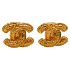 CHANEL Vintage Iconic gesteppte CC Logo Clip-Ohrringe mit Vintage-Logo