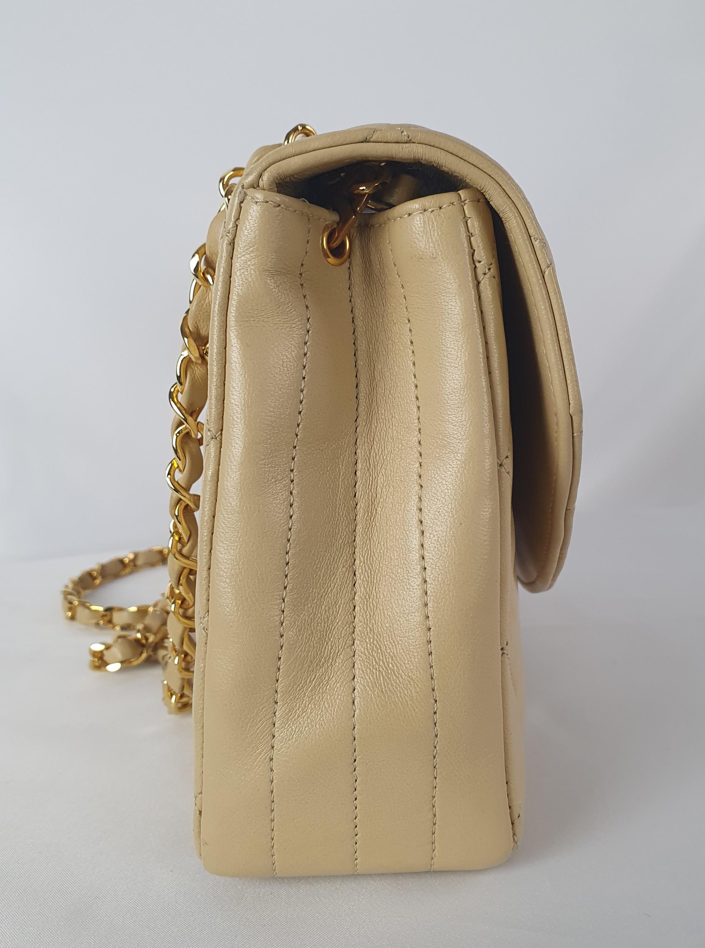 - Designer: CHANEL
- Model: Vintage
- Condition: Very good condition. Sign of wear on Leather
- Accessories: None
- Measurements: Width: 23cm , Height: 15cm , Depth: 7cm 
- Exterior Material: Leather
- Exterior Color: Beige
- Interior Material: