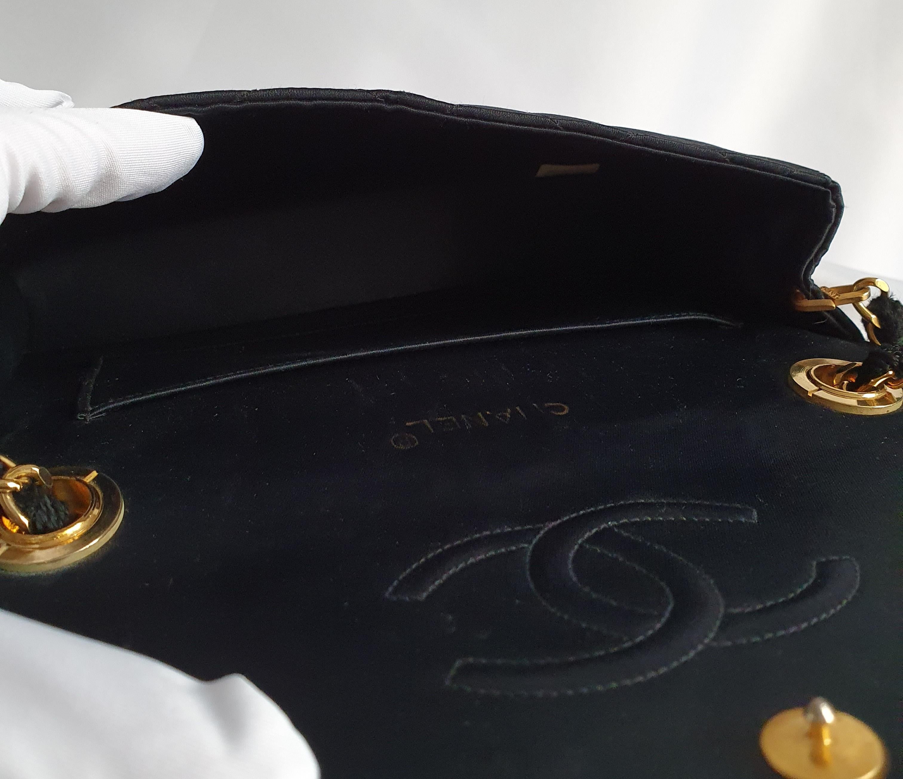 Chanel Vintage in black silk In Good Condition In Clichy, FR
