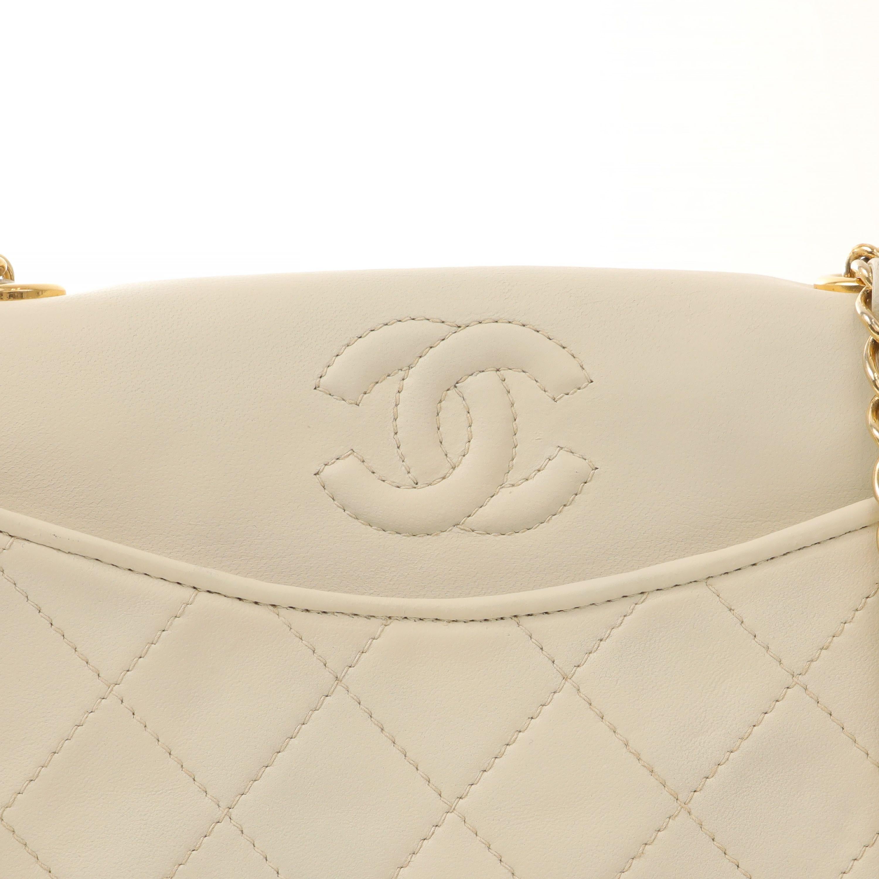 This authentic Chanel Ivory Lambskin Crossbody Bag is in beautiful vintage condition.  Soft ivory lambskin small bag has a quilted front panel.  Gold tone leather and chain entwined strap.  Dust bag included.

PBF 13961