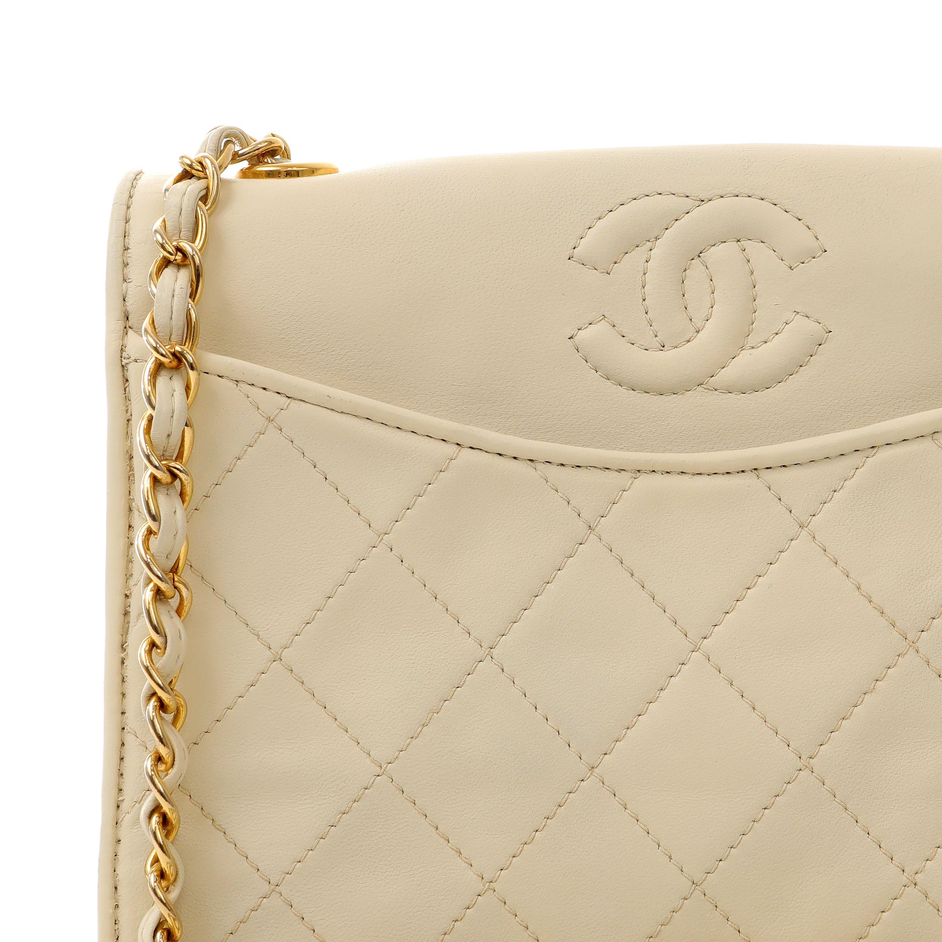 Chanel Vintage Elfenbeinfarbene Vintage Umhängetasche aus Lammfell mit goldener Hardware (Gold) im Angebot