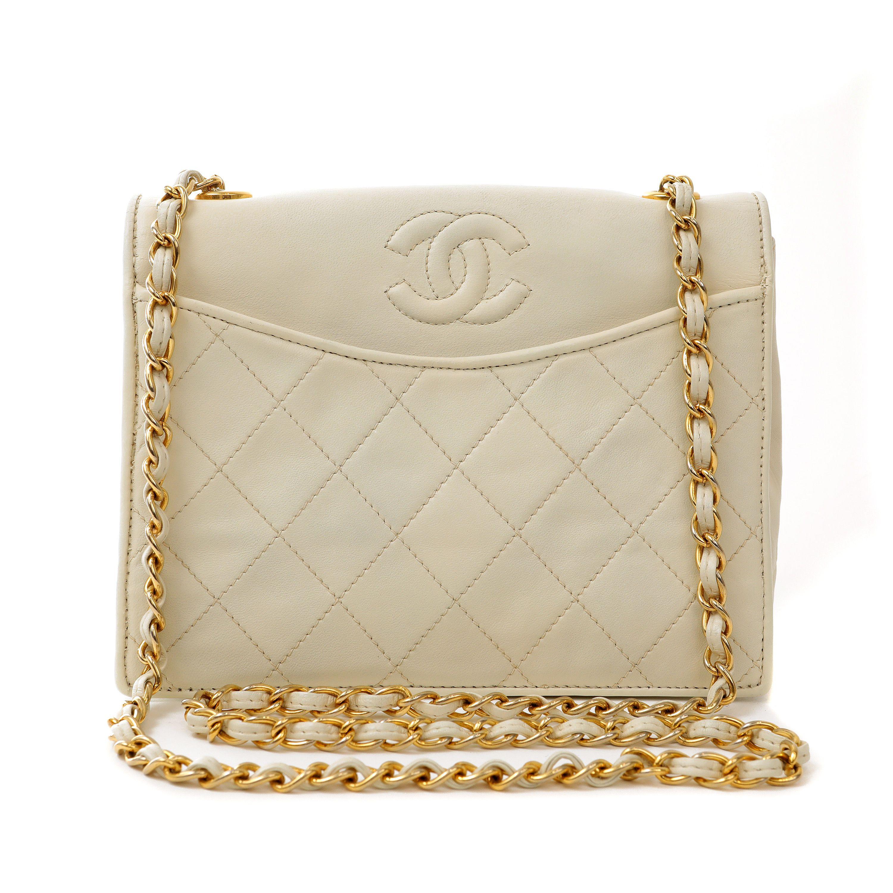 Women's Chanel Vintage Ivory Lambskin Crossbody Bag with Gold Hardware For Sale
