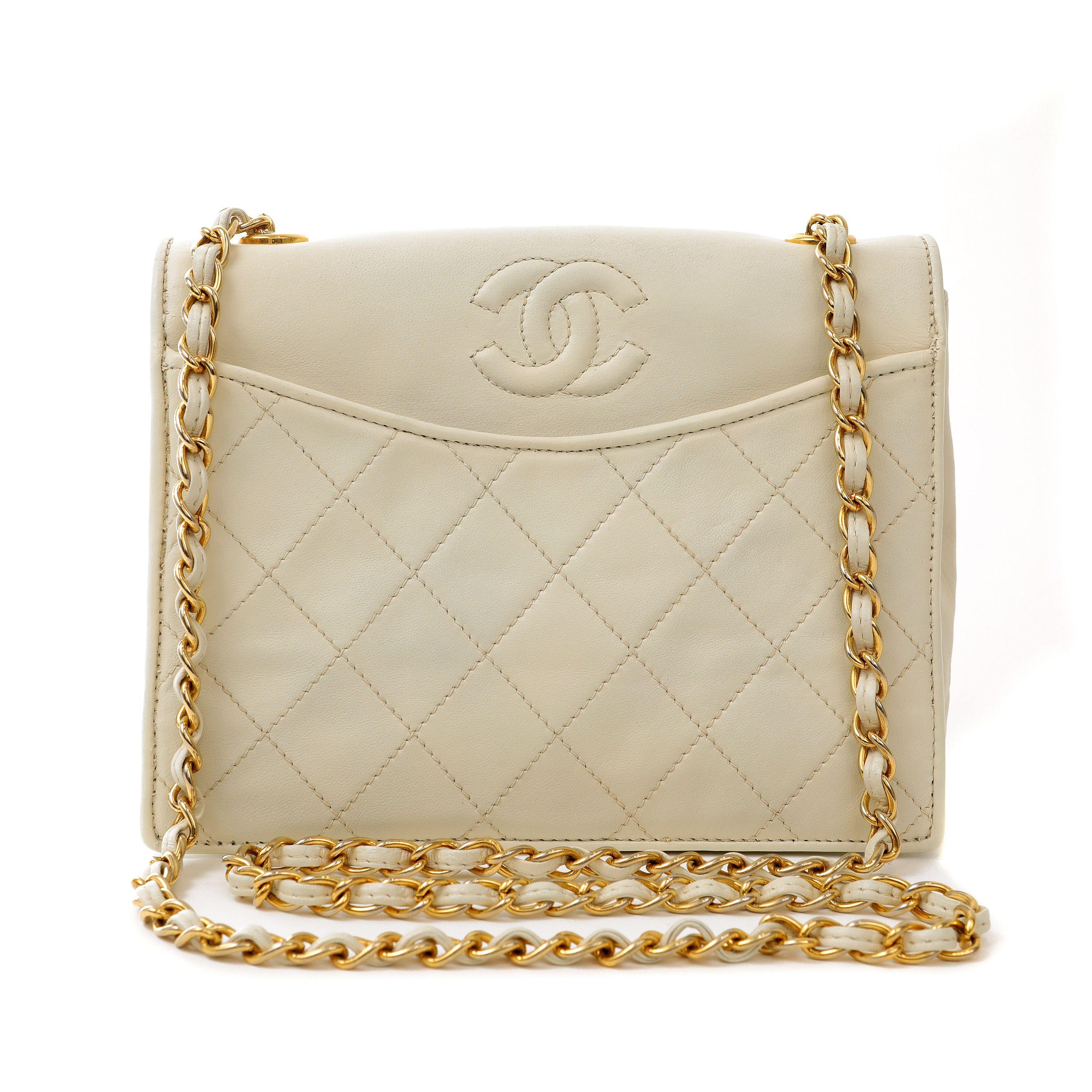 Chanel Vintage Elfenbeinfarbene Vintage Umhängetasche aus Lammfell mit goldener Hardware im Zustand „Gut“ im Angebot in Palm Beach, FL