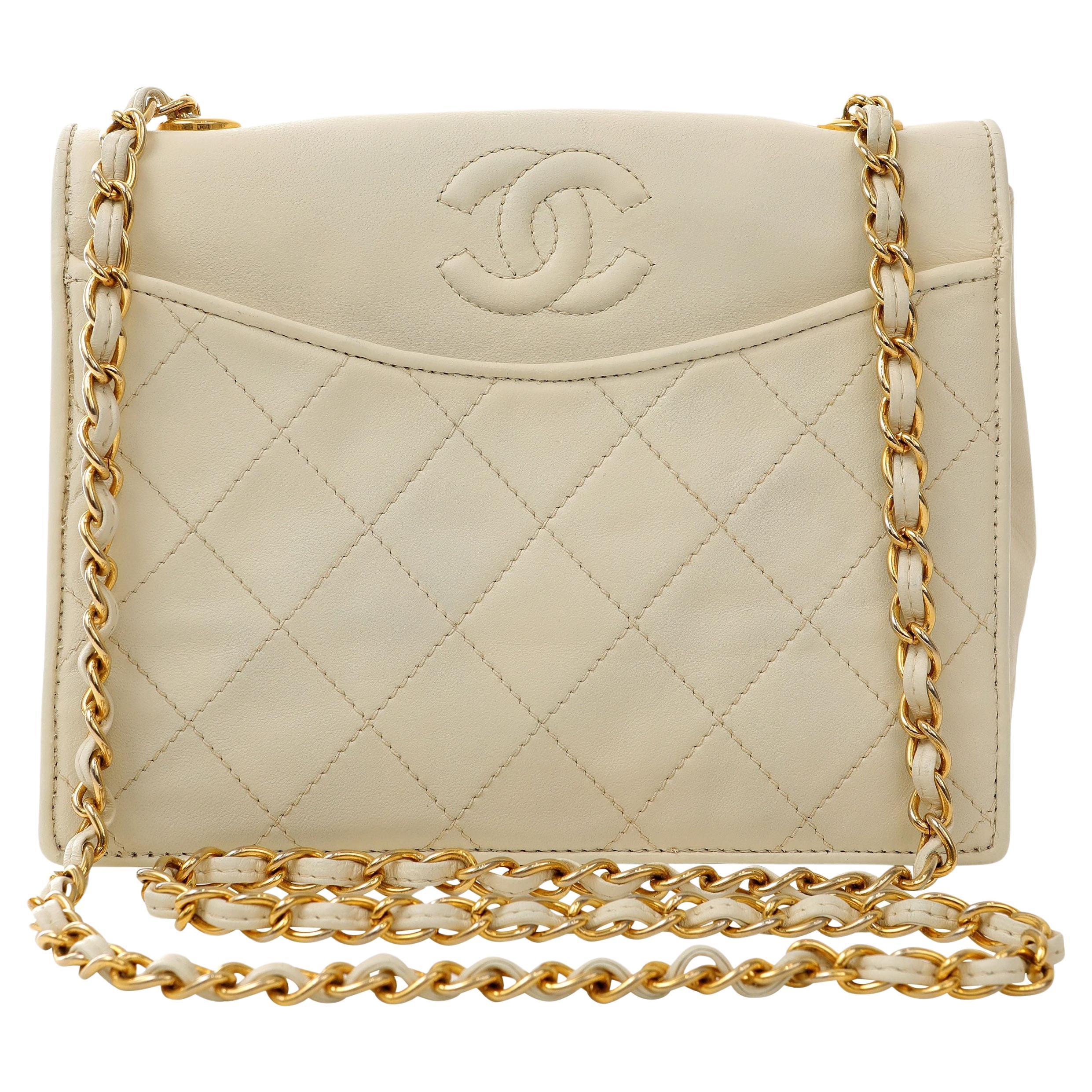 Chanel Vintage Elfenbeinfarbene Vintage Umhängetasche aus Lammfell mit goldener Hardware im Angebot