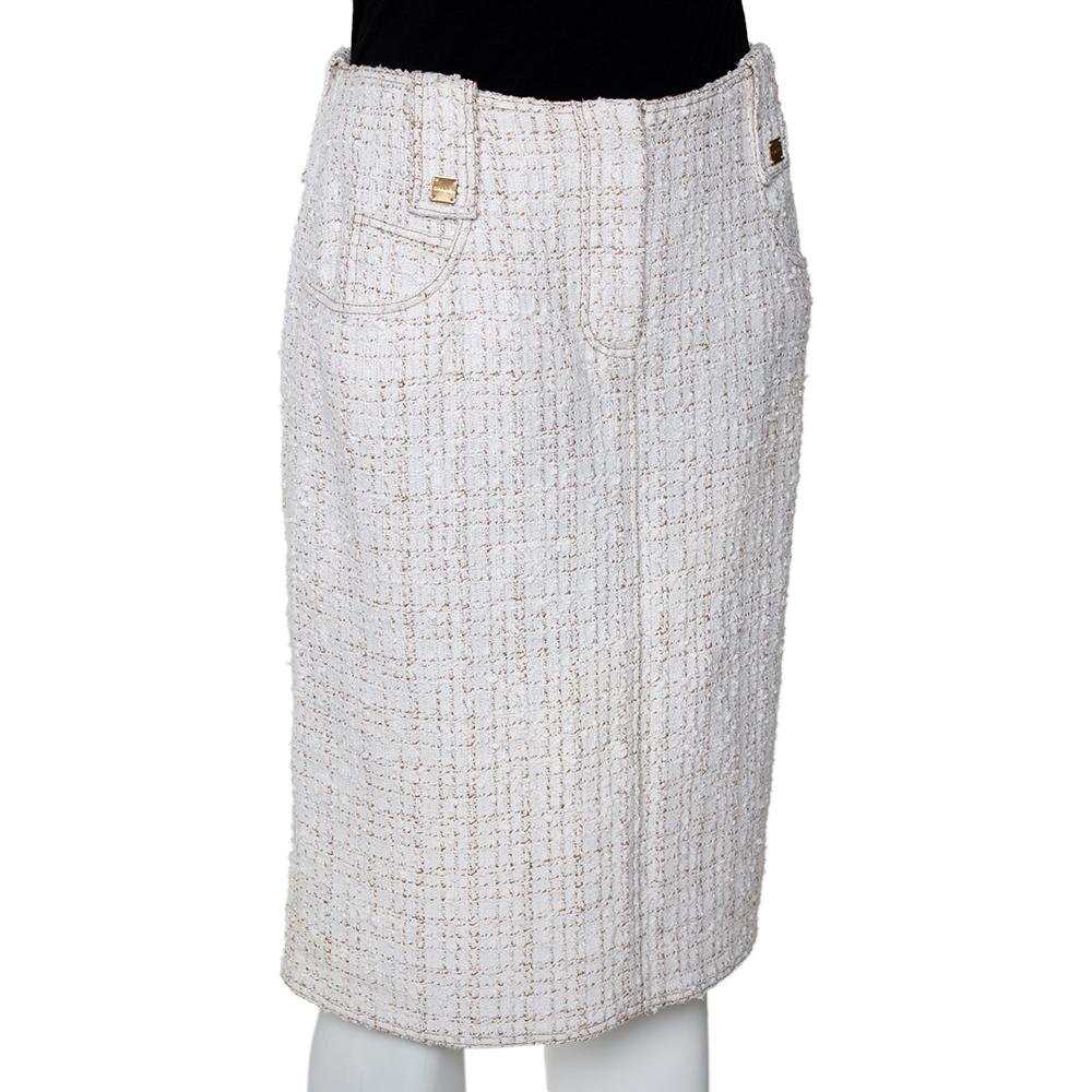 We bring you your best buy of the year in the form of this pencil skirt from Chanel. It is vintage and fair to say, priceless in value. But you are a lucky one to have come across this treasure. The skirt is made from quality fabrics and it has a