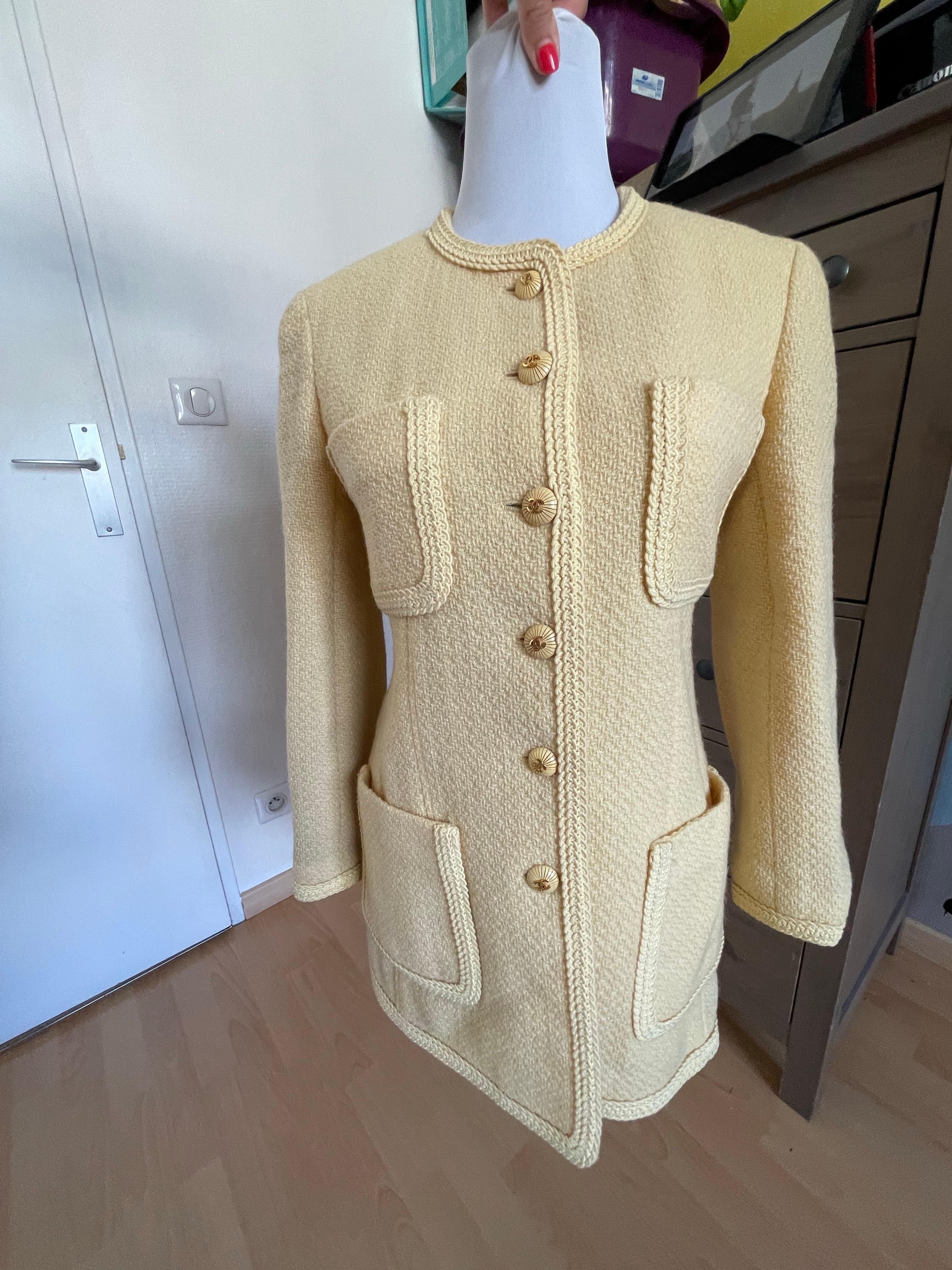 Sehr schöne ikonische Tweedjacke aus dem Hause Chanel. Collection'S 1993. Das Label für Größe und Zusammensetzung fehlt. Geeignet für eine Größe 38. Aus Tweed mit einem Futter aus Seide mit Monogrammen. Sehr guter äußerer Zustand, nur einige Flecken