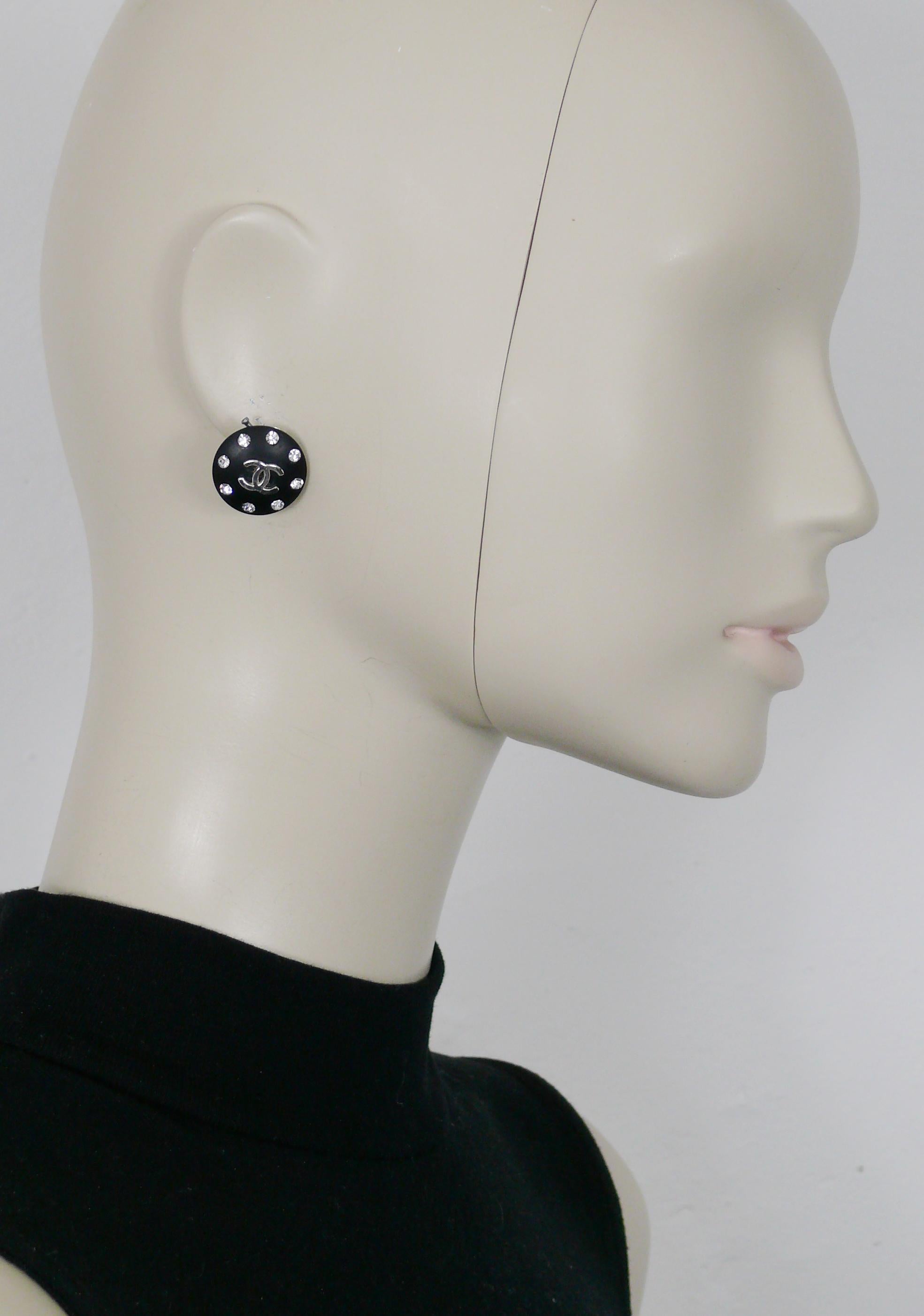 CHANEL vintage 1996 black resin clip on earrings embellished with clear crystals and a silver toned CC logo at the center.

Fall/Winter Collection 1996.

Embossed CHANEL 96 A Made in France.

Indicative measurements : diameter approx. 2 cm (0.79