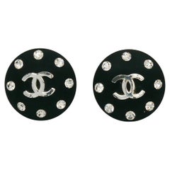 Chanel Vintage Jewelled CC Schwarze Harz-Ohrclips mit Juwelen, 1996