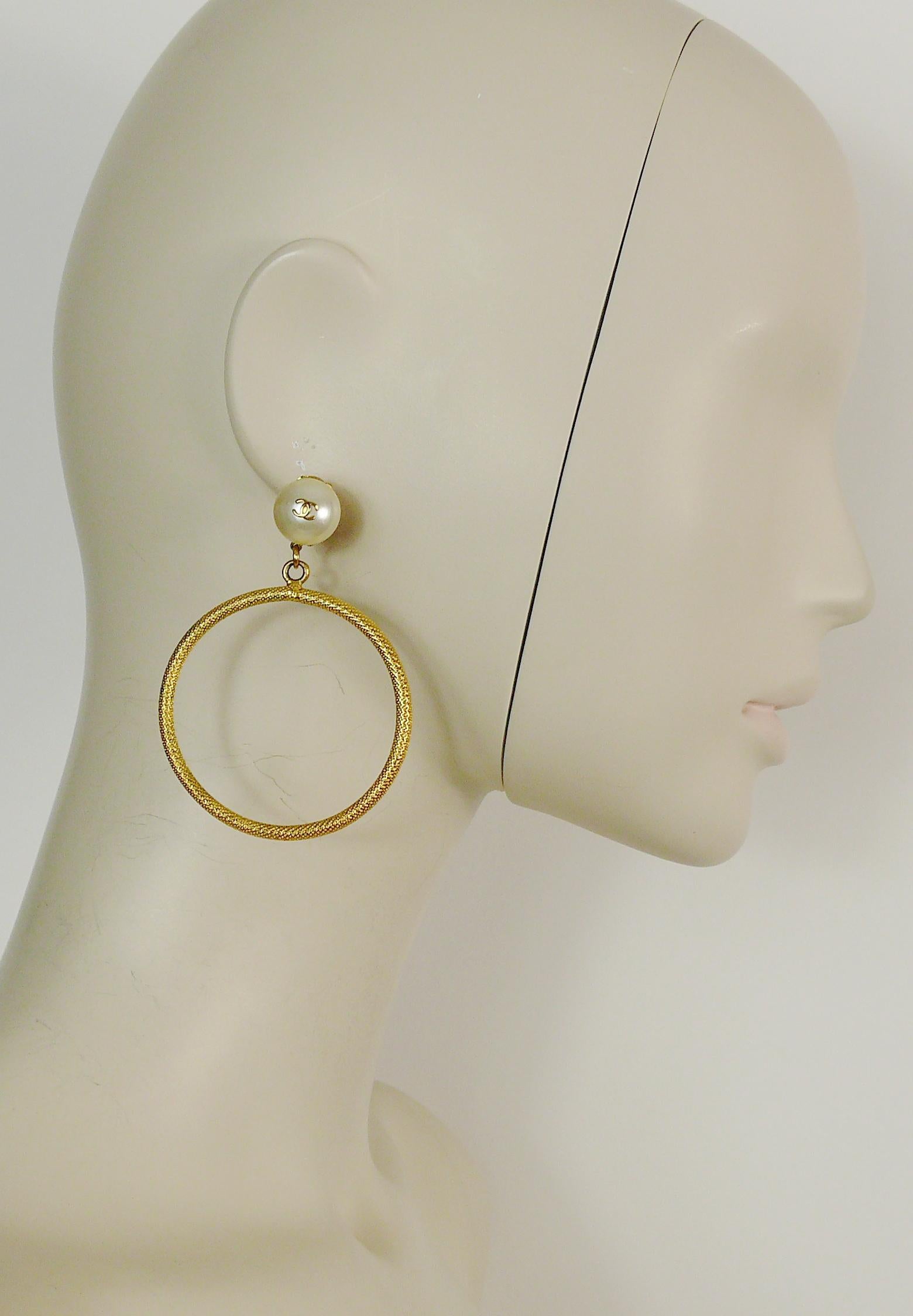 CHANEL vintage jumbo hoop earrings (clip-on) featuring a faux pearl with CC signature logo and a textured gold toned ring.

Embossed CHANEL 97 P Made in France.
Private sale mark S on the reverse sides (not visible when earrings are beeing