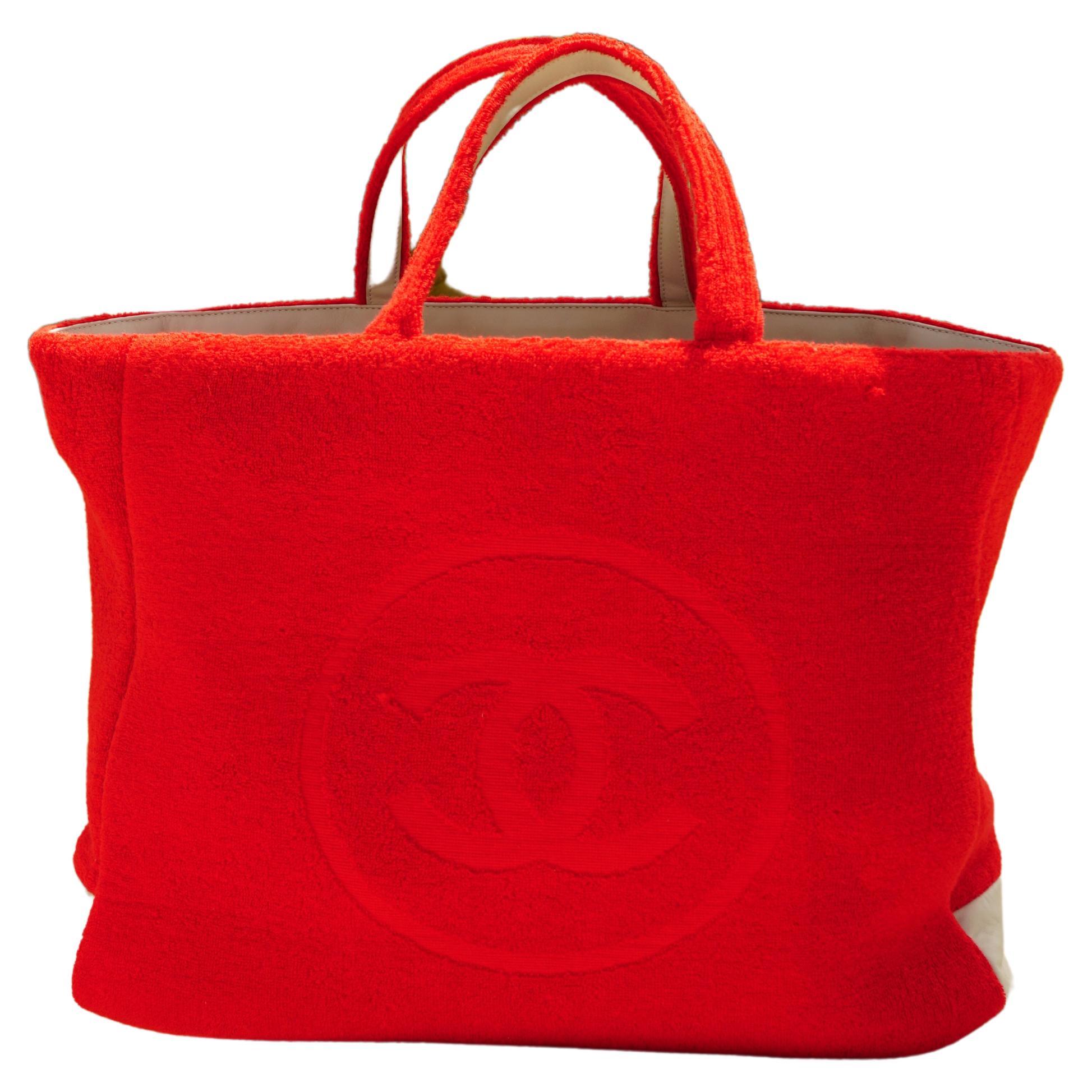 Chanel Vintage Jumbo Large CC Reversible Multicolor Lego Two Tone Red Beach Tote In Good Condition For Sale In Miami, FL