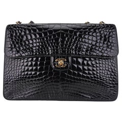 Chanel Vintage Jumbo Tasche aus schwarzem Alligatorleder mit einer Klappe und Goldbeschlägen