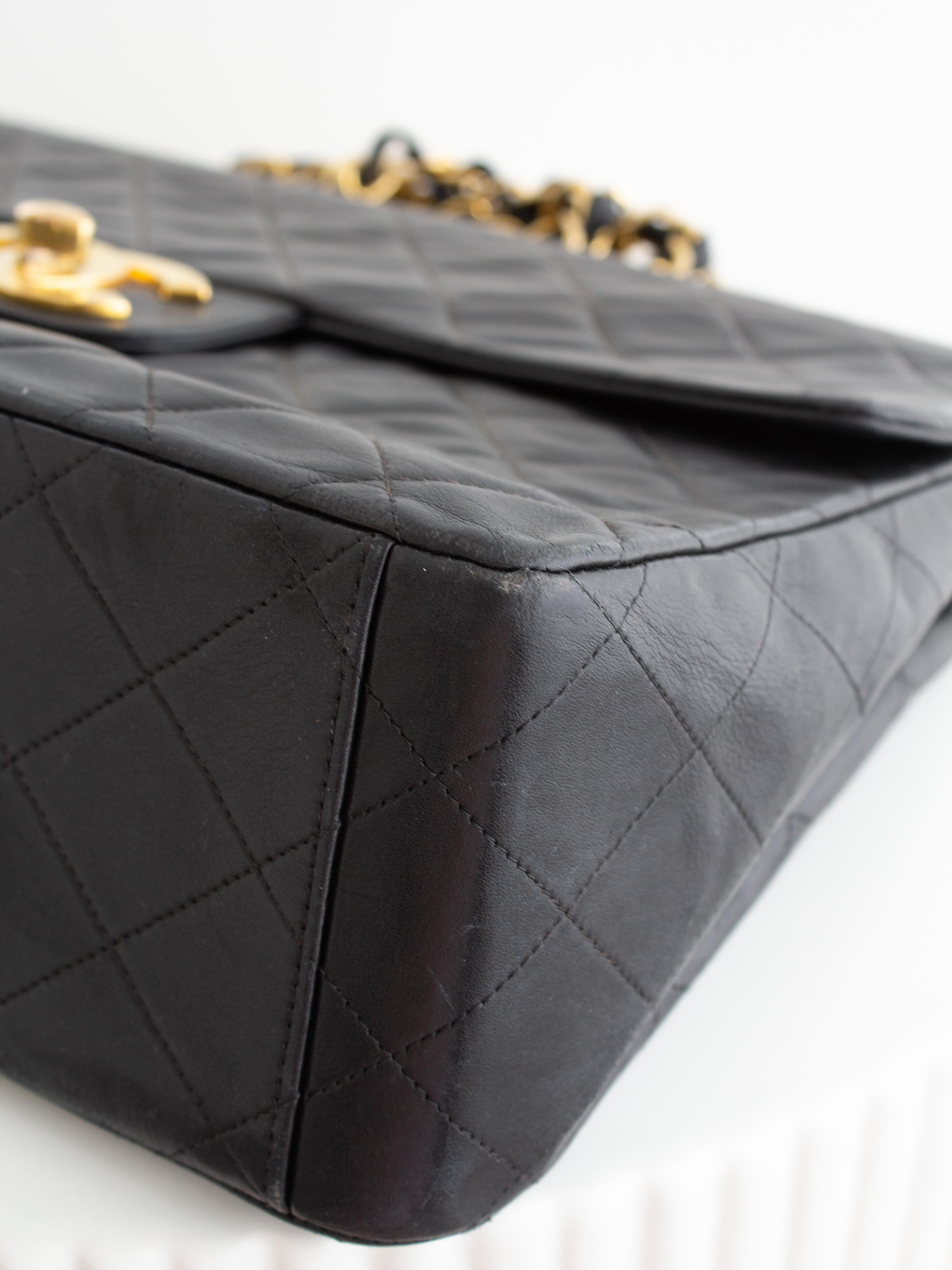 Chanel Vintage Jumbo XL Schwarz 24K Gold CC Stepptasche aus Lammleder im Angebot 7