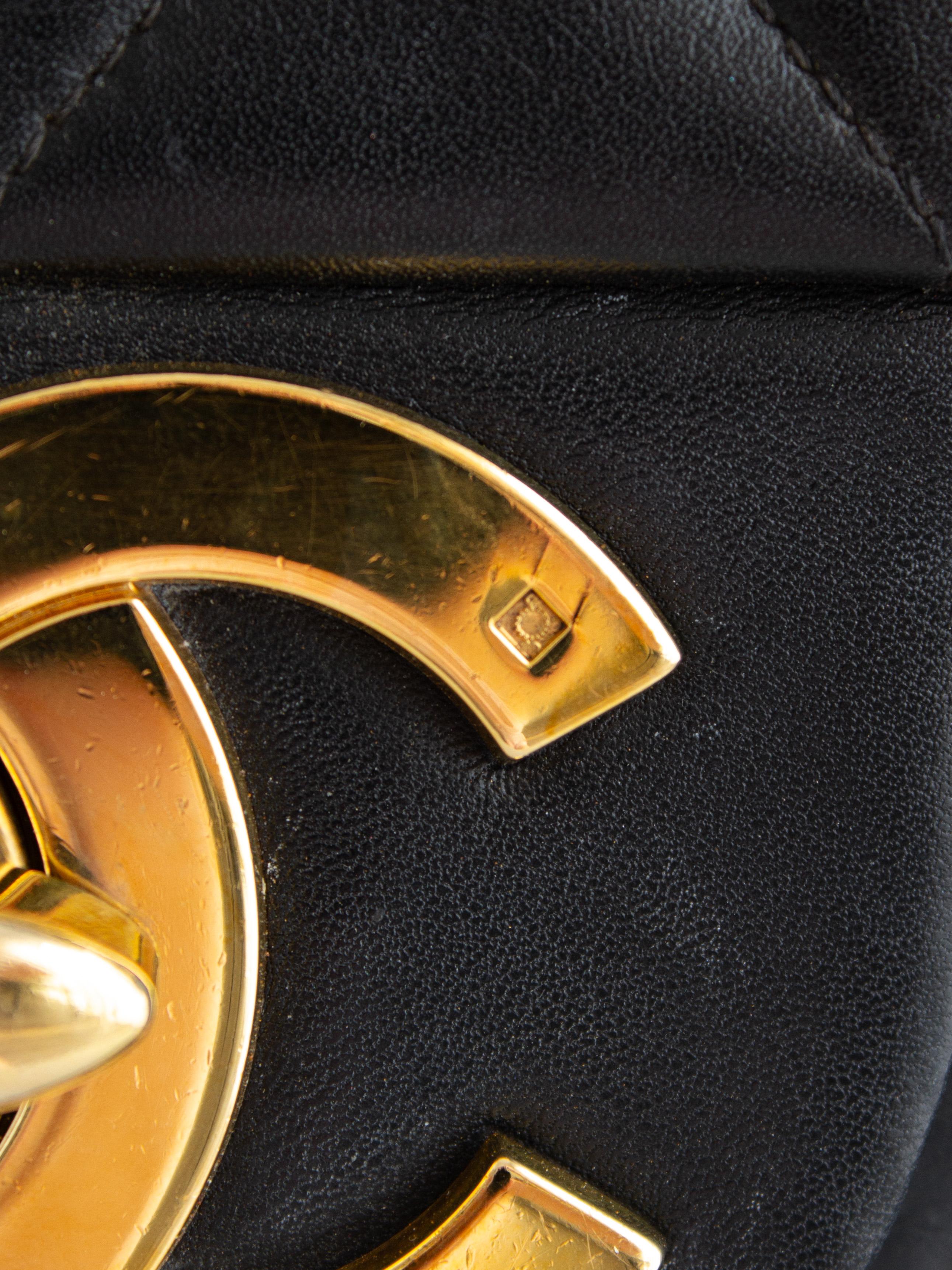 Chanel Vintage Jumbo XL Schwarz 24K Gold CC Stepptasche aus Lammleder im Angebot 8