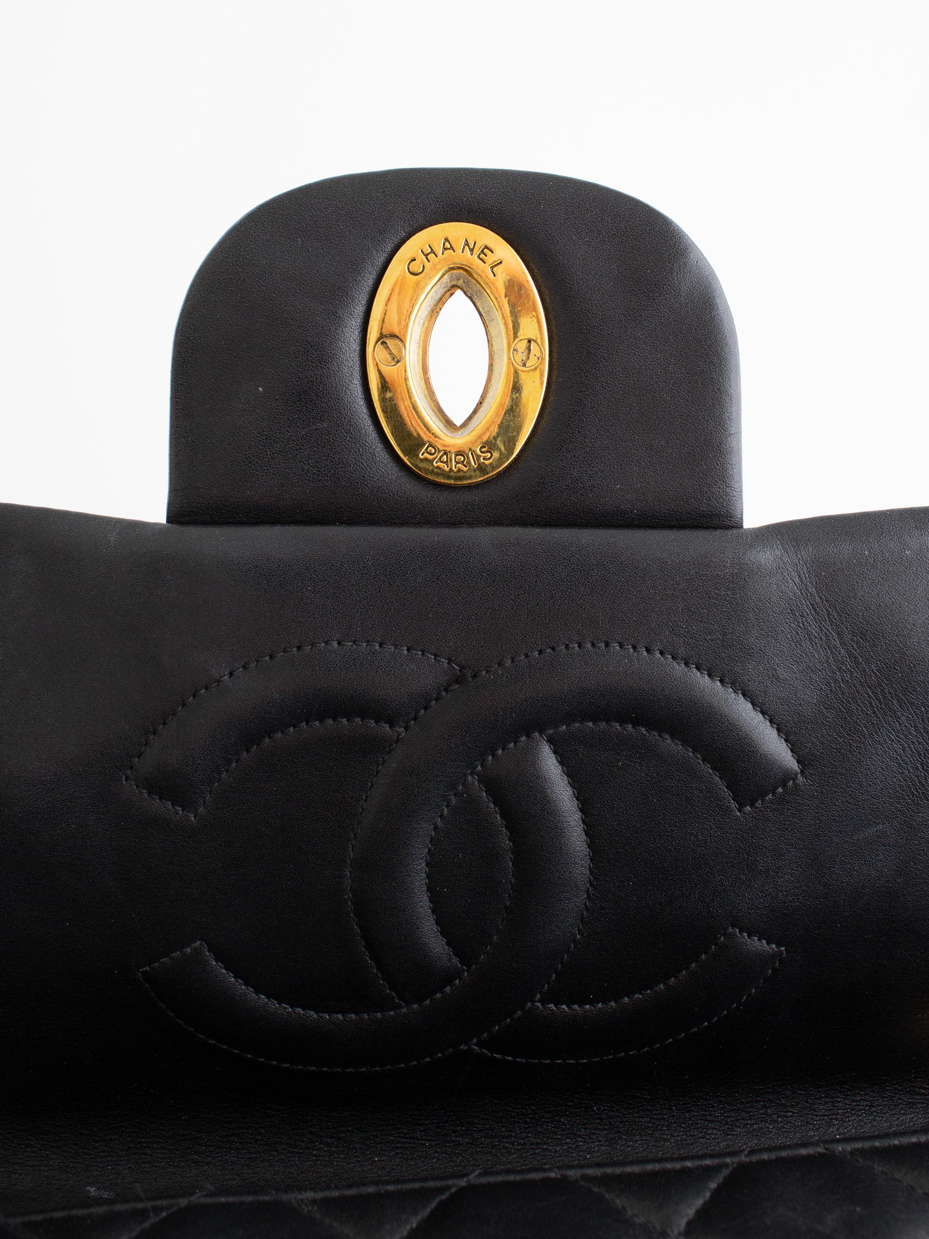 Chanel Vintage Jumbo XL Schwarz 24K Gold CC Stepptasche aus Lammleder im Angebot 10