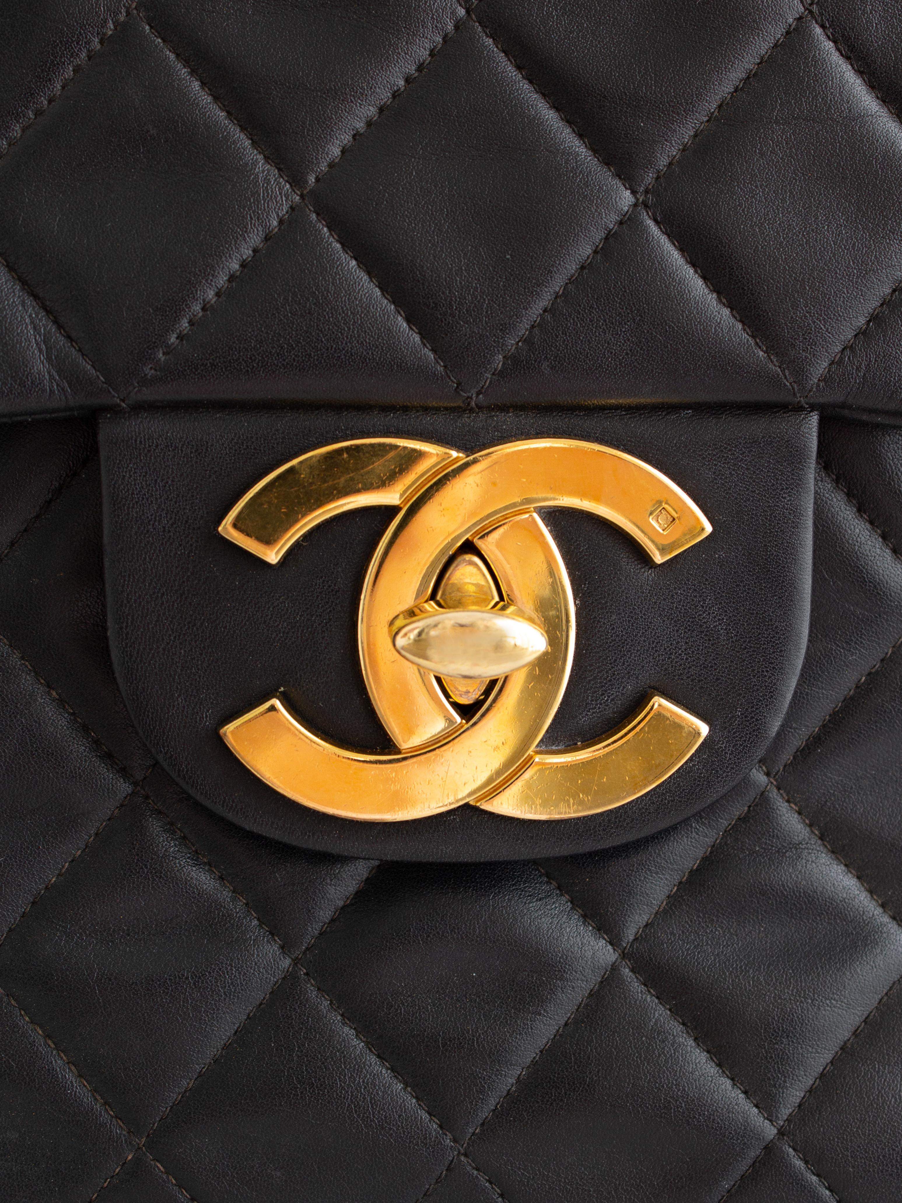 Chanel Vintage Jumbo XL Schwarz 24K Gold CC Stepptasche aus Lammleder Damen im Angebot